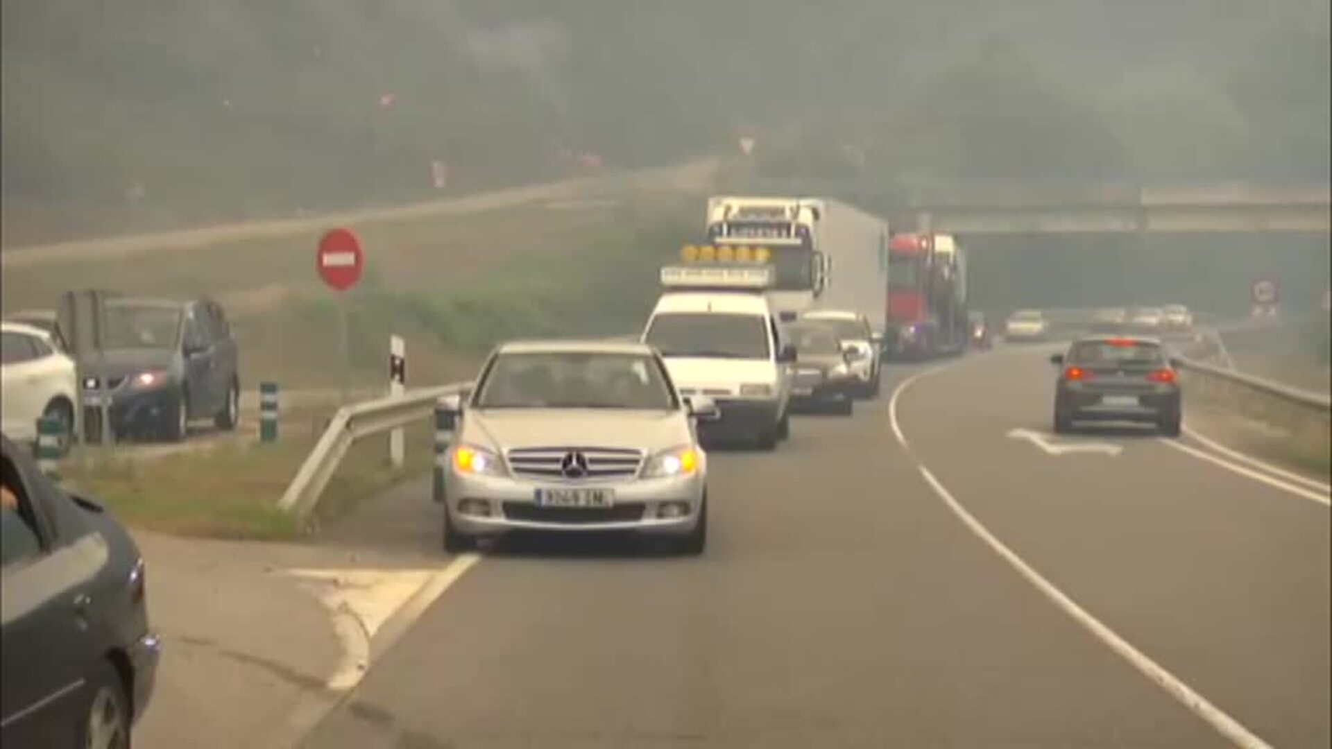 El incendio en Ribas de Sil se acerca peligrosamente a las zonas habitadas