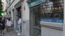 Cientos de personas piden la dimisión de Sánchez en Ferraz tras el informe de la UCO