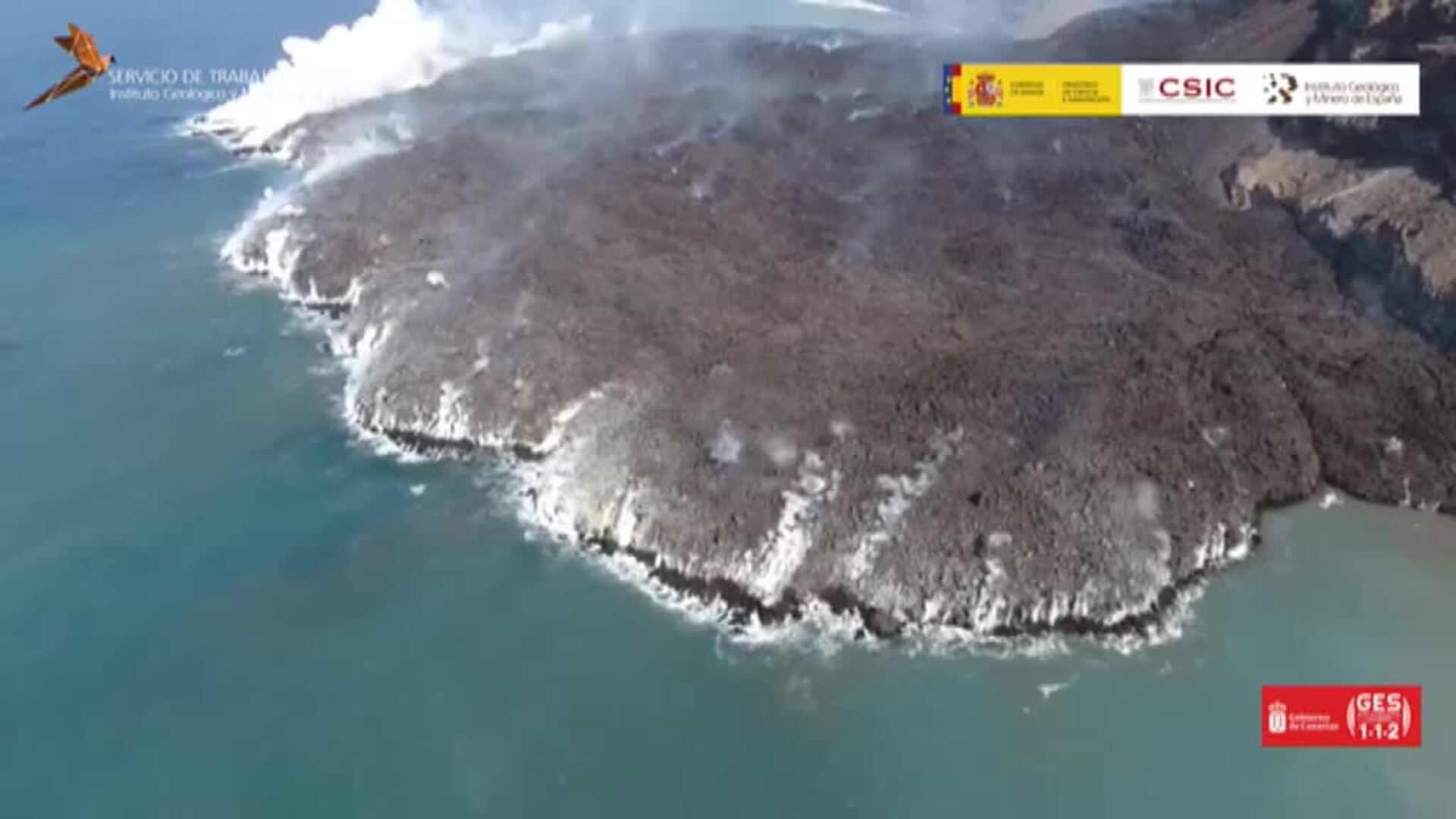 La lava crea un delta de 500 metros de ancho