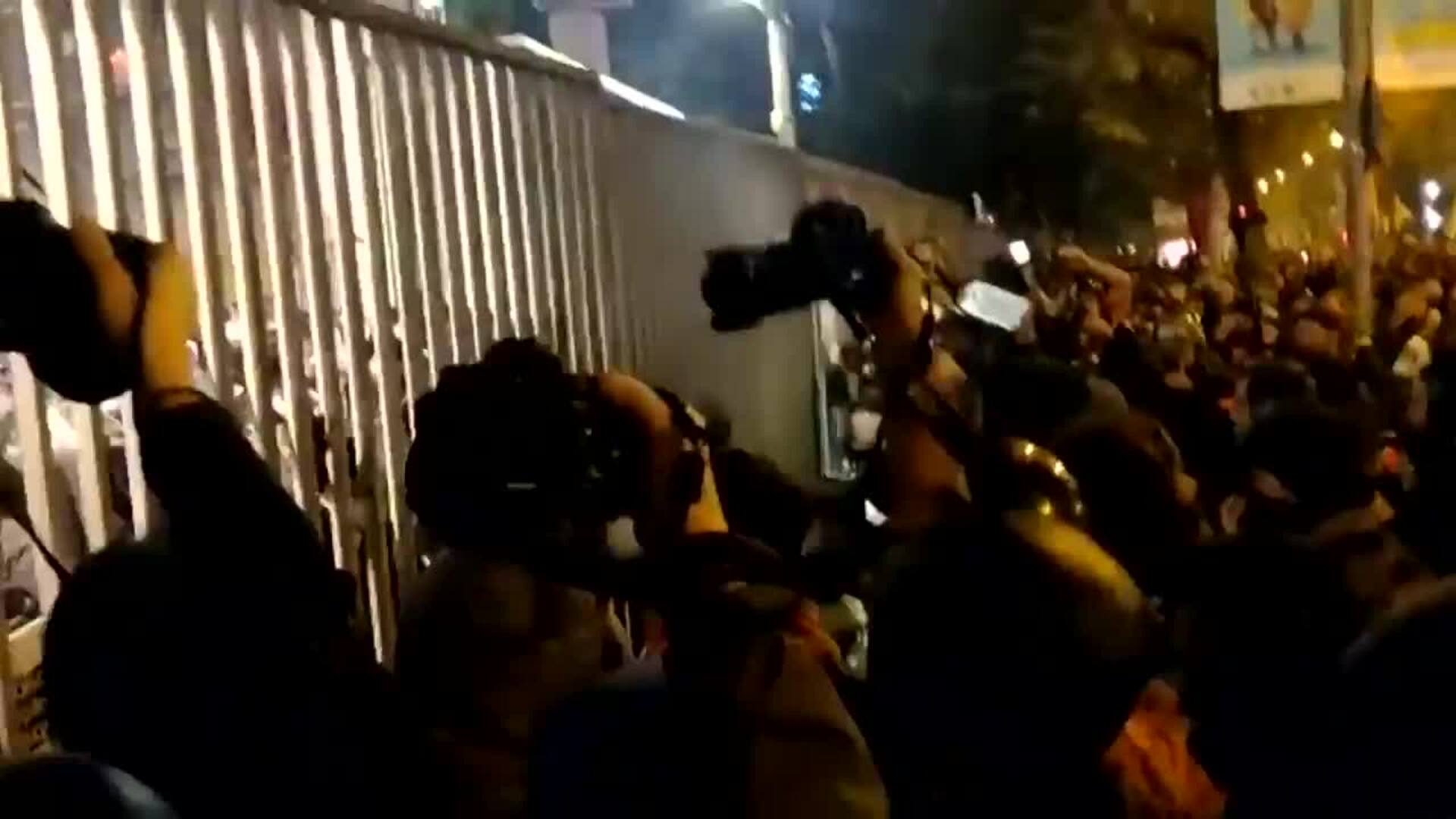 Manifestantes fuerzan un acceso del Camp Nou y Mossos los dispersan