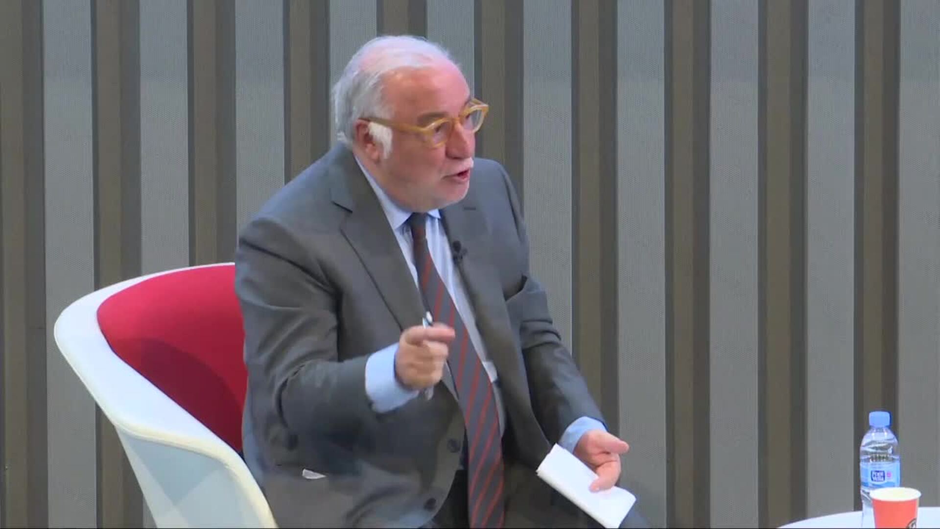 Navarro explica la prohibición de adelantar a 20 km/h en carreteras secundarias