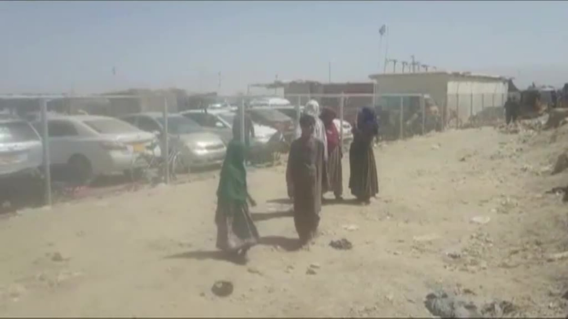 Miles los afganos  se concentran en la frontera con Pakistán para dejar atrás su país