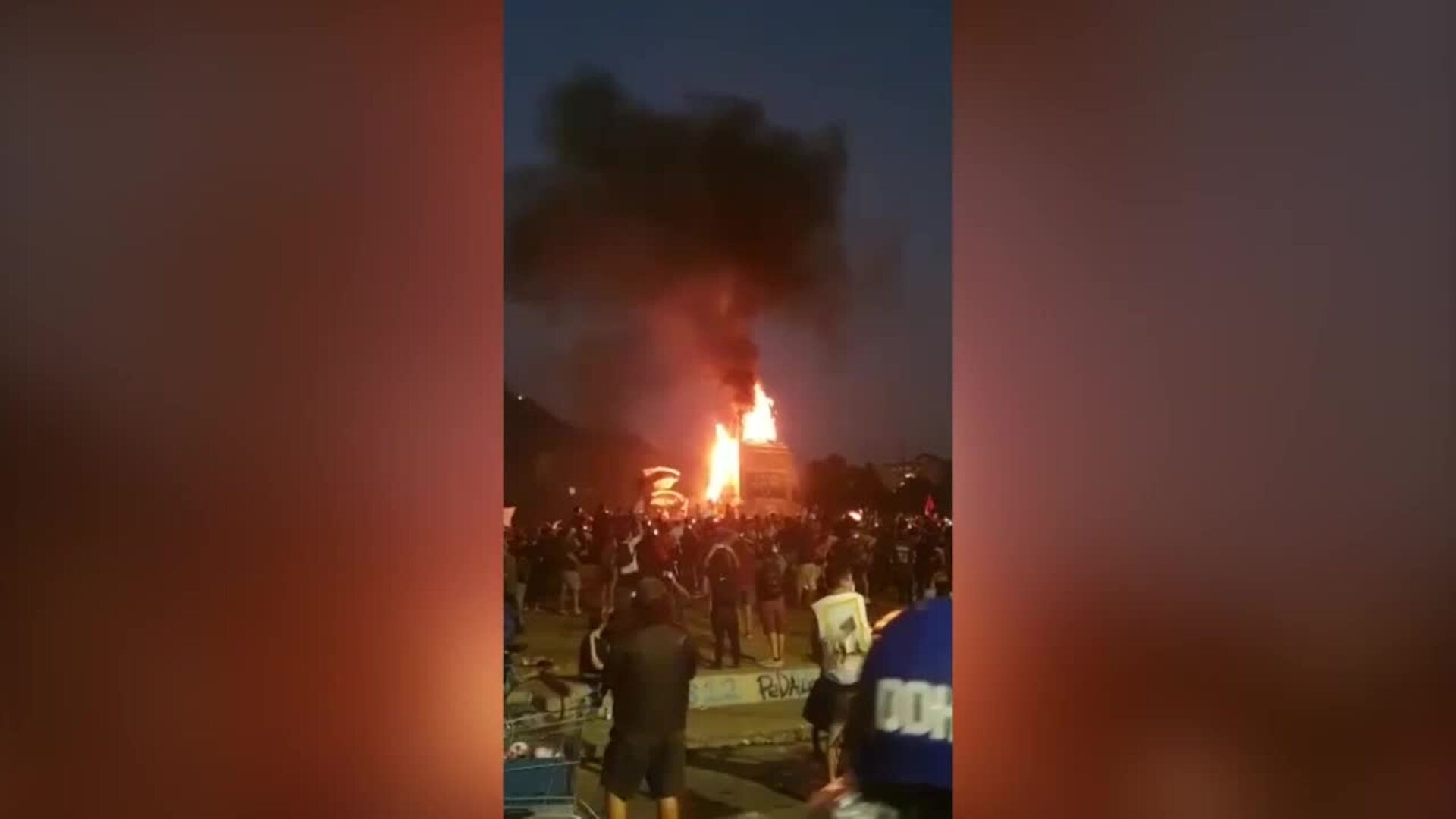 Más de 60 detenidos y un histórico monumento en llamas en Chile