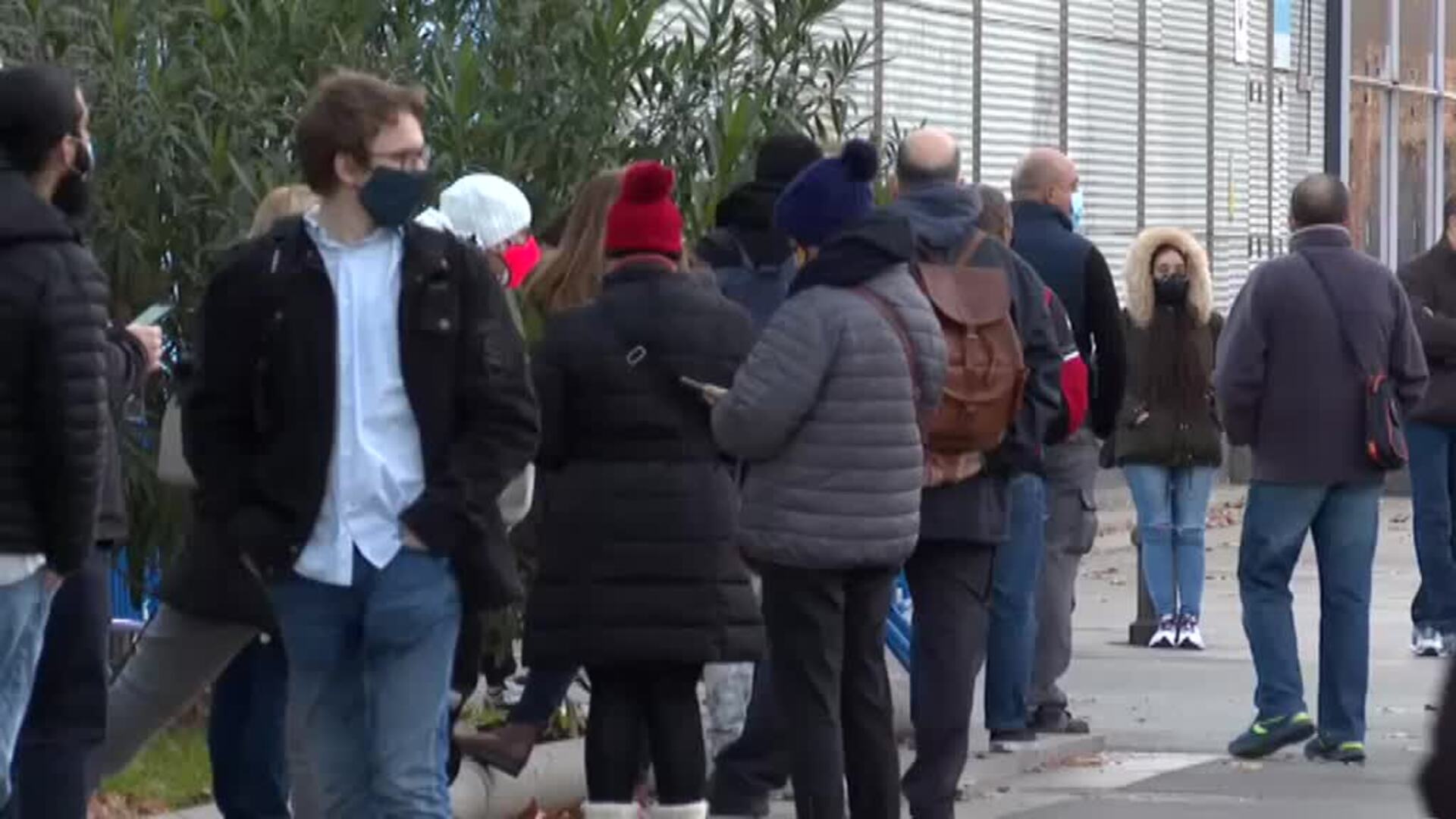 Largas colas en los puntos de vacunación