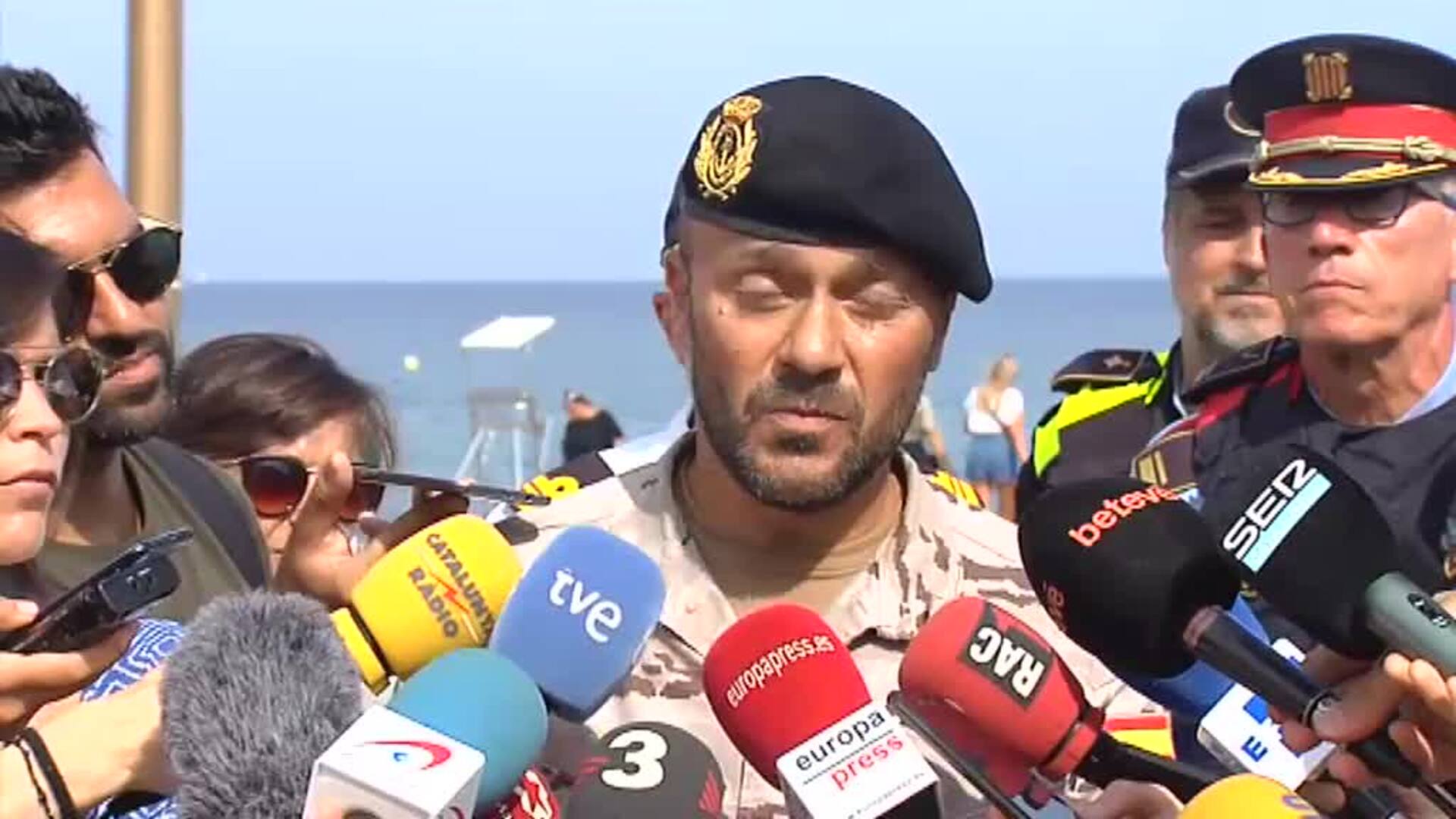 La Guardia Civil detona la bomba hallada en una playa en la Barceloneta