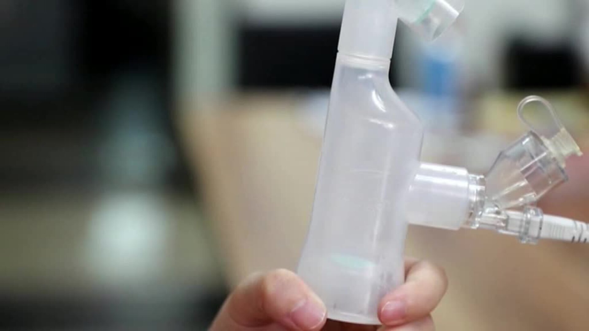 China presenta la primera vacuna inhalable del mundo contra la COVID-19