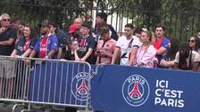 Aficionados del PSG se congregan en el Parque de los Príncipes a la espera de celebrar su primera Champions
