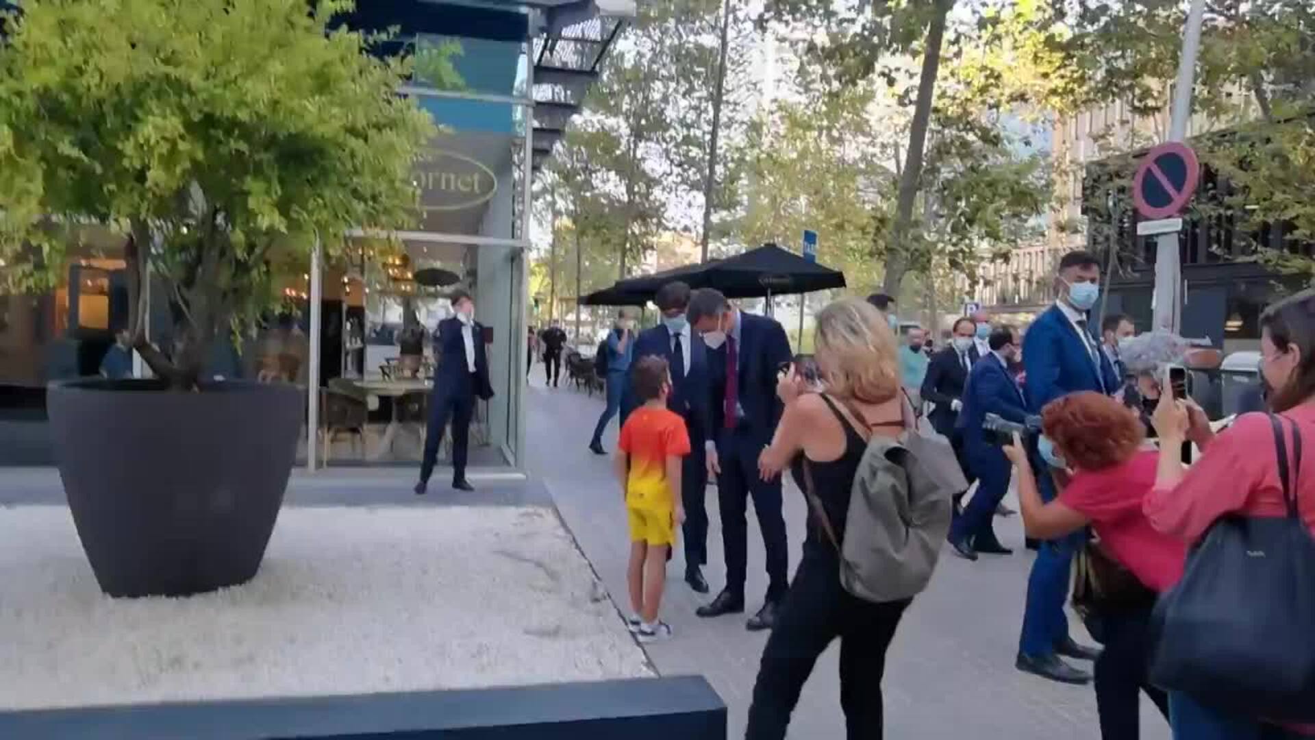 Sánchez habla con Illa junto a la sede del PSC tras acudir a la mesa de diálogo