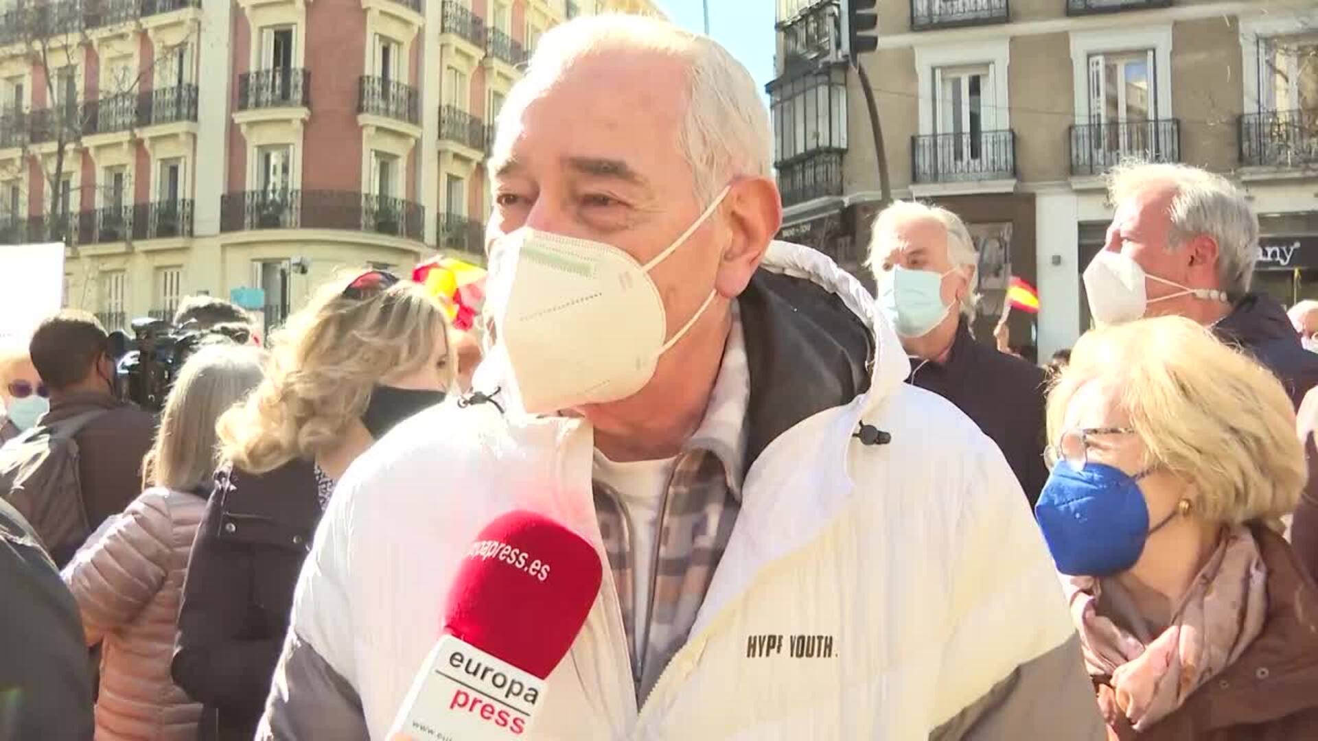 Más de 3.000 simpatizantes de Ayuso se manifiestan frente a Génova