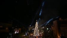 Grandes árboles decorados dan la bienvenida a la Navidad en Líbano