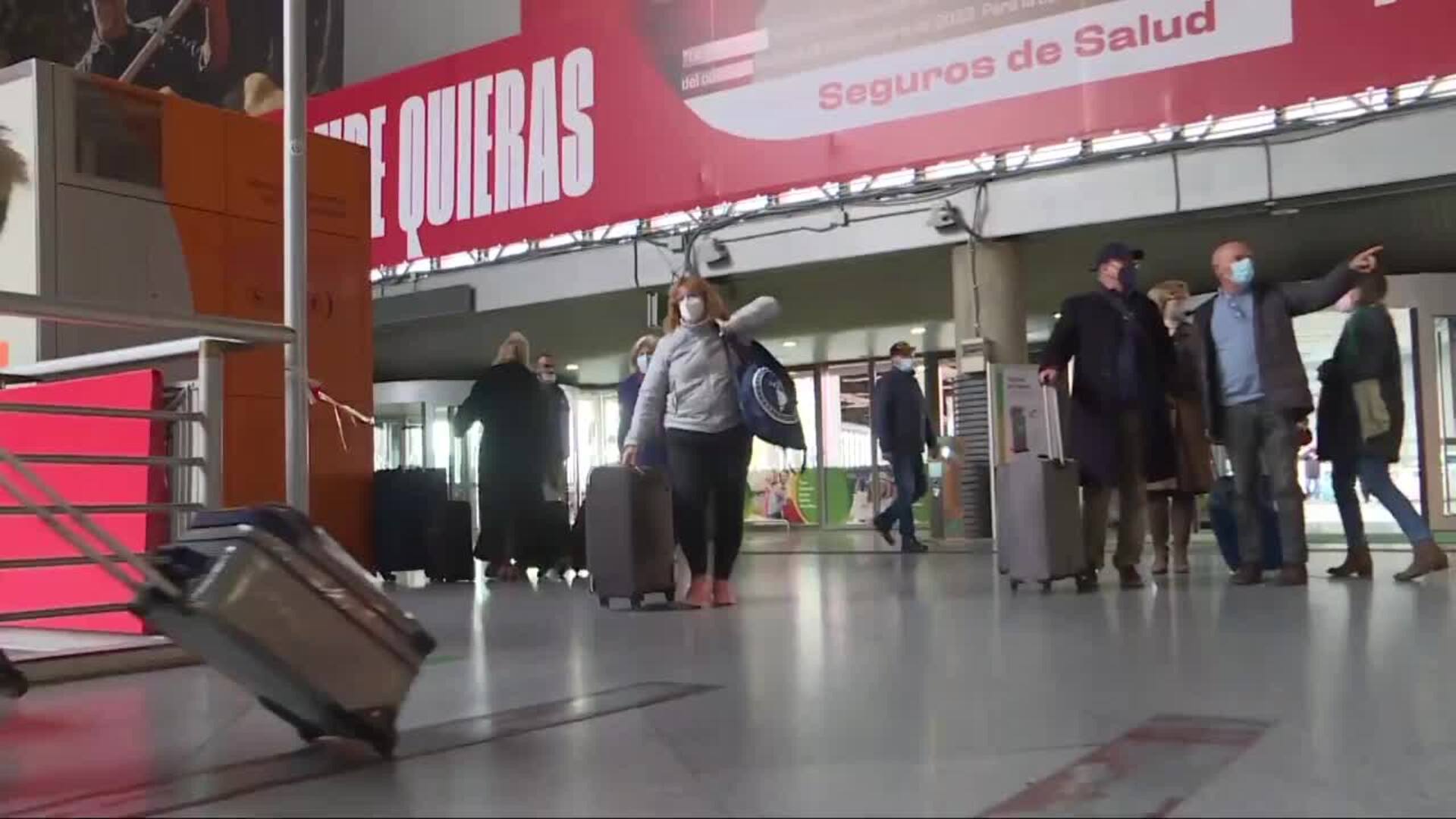 Los viajeros de regreso del puente se preparan para volver a la rutina en Madrid