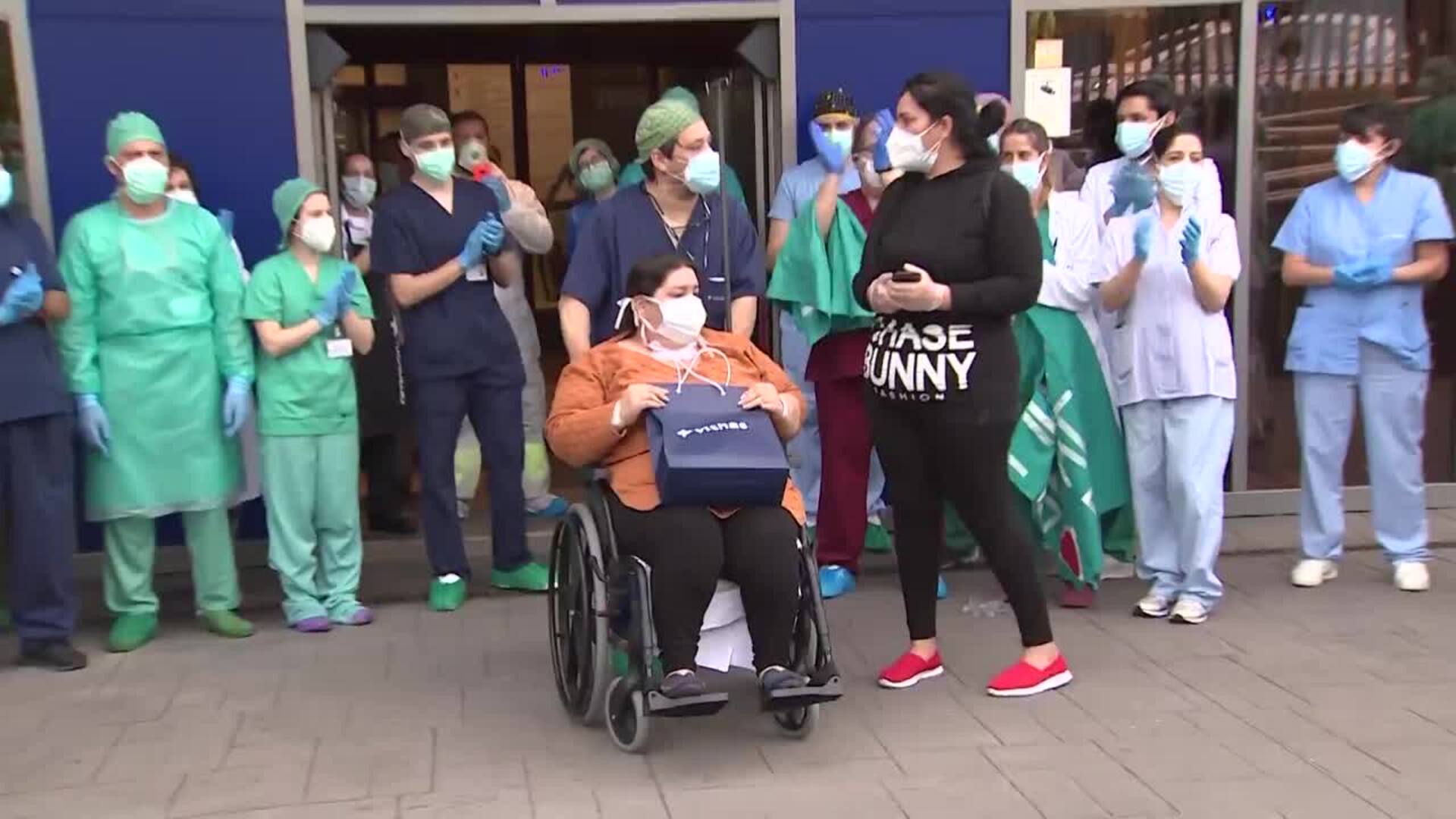 Sanitarios despiden entre aplausos a Estrella, dada de alta este viernes