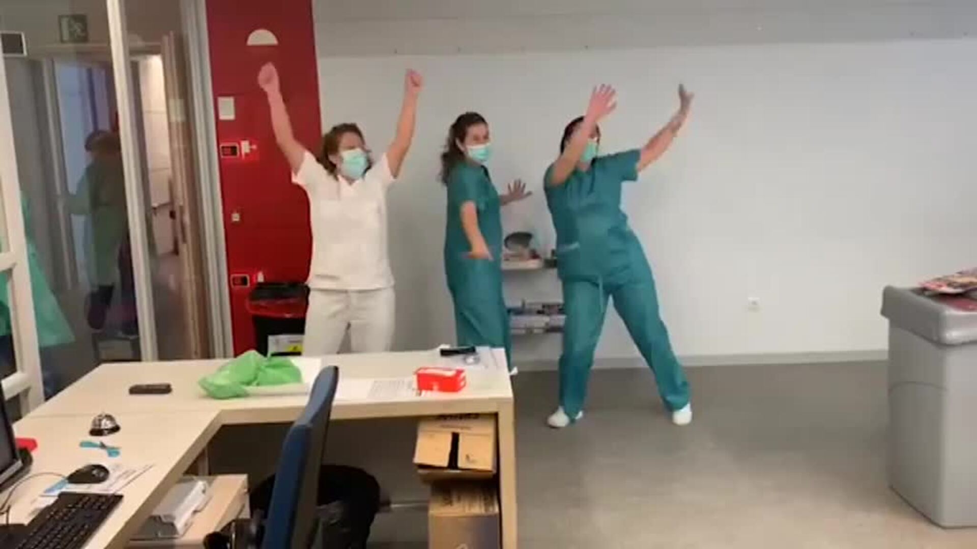 Emocionado reencuentro entre una enfermera de UCI y la paciente de coronavirus a la que cuidó durante muchos días