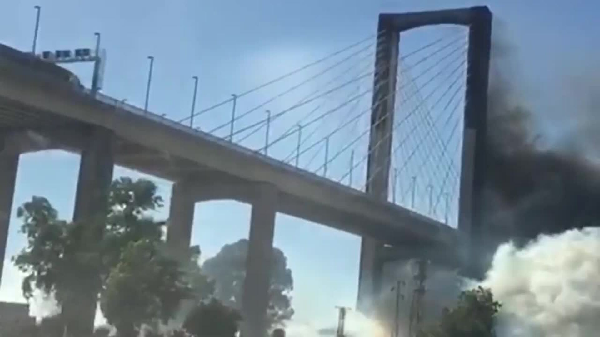 Incendio en Sevilla causa una gran columna de humo