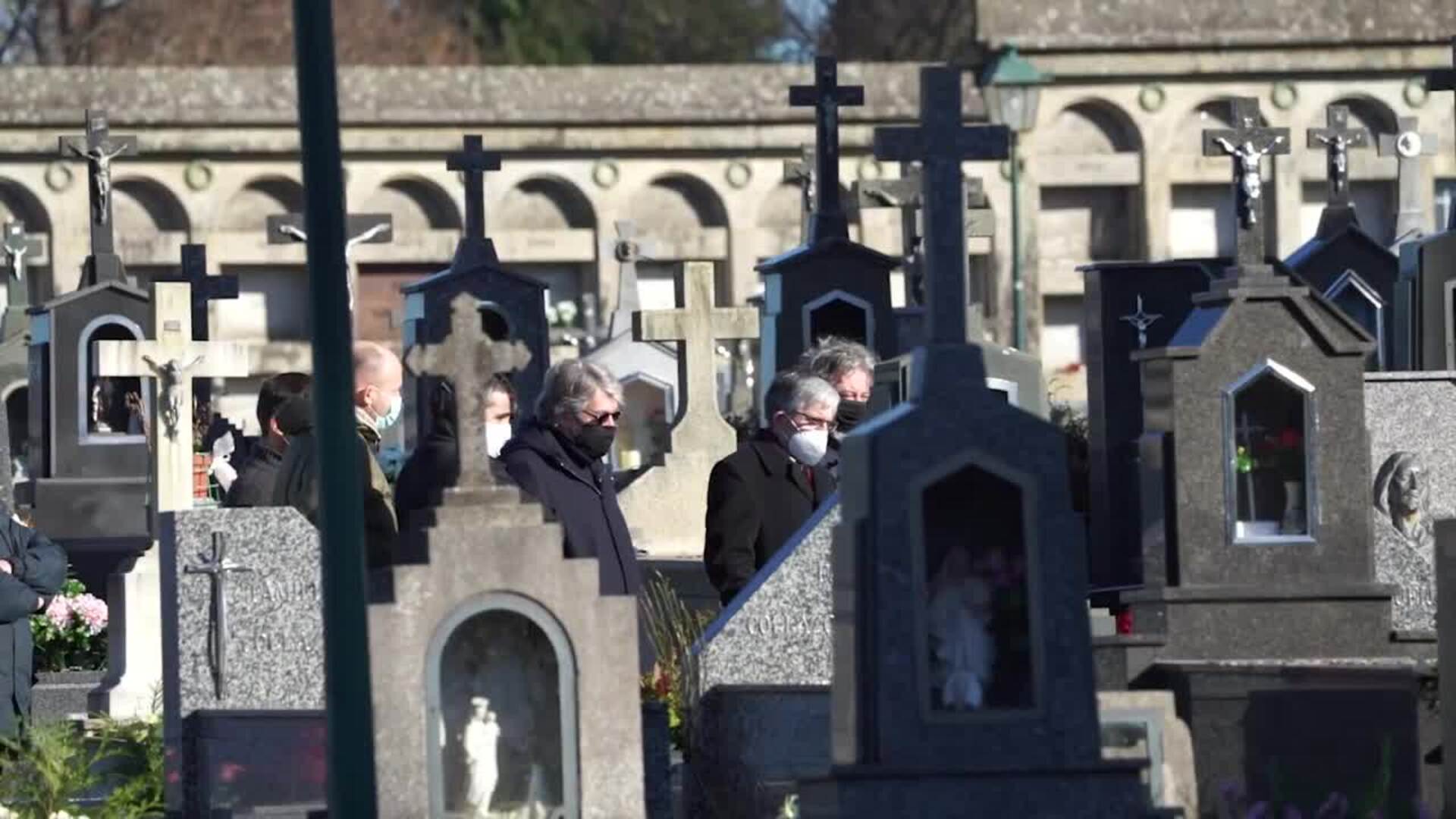 Una docena de personas asiste al entierro de Rosario Porto