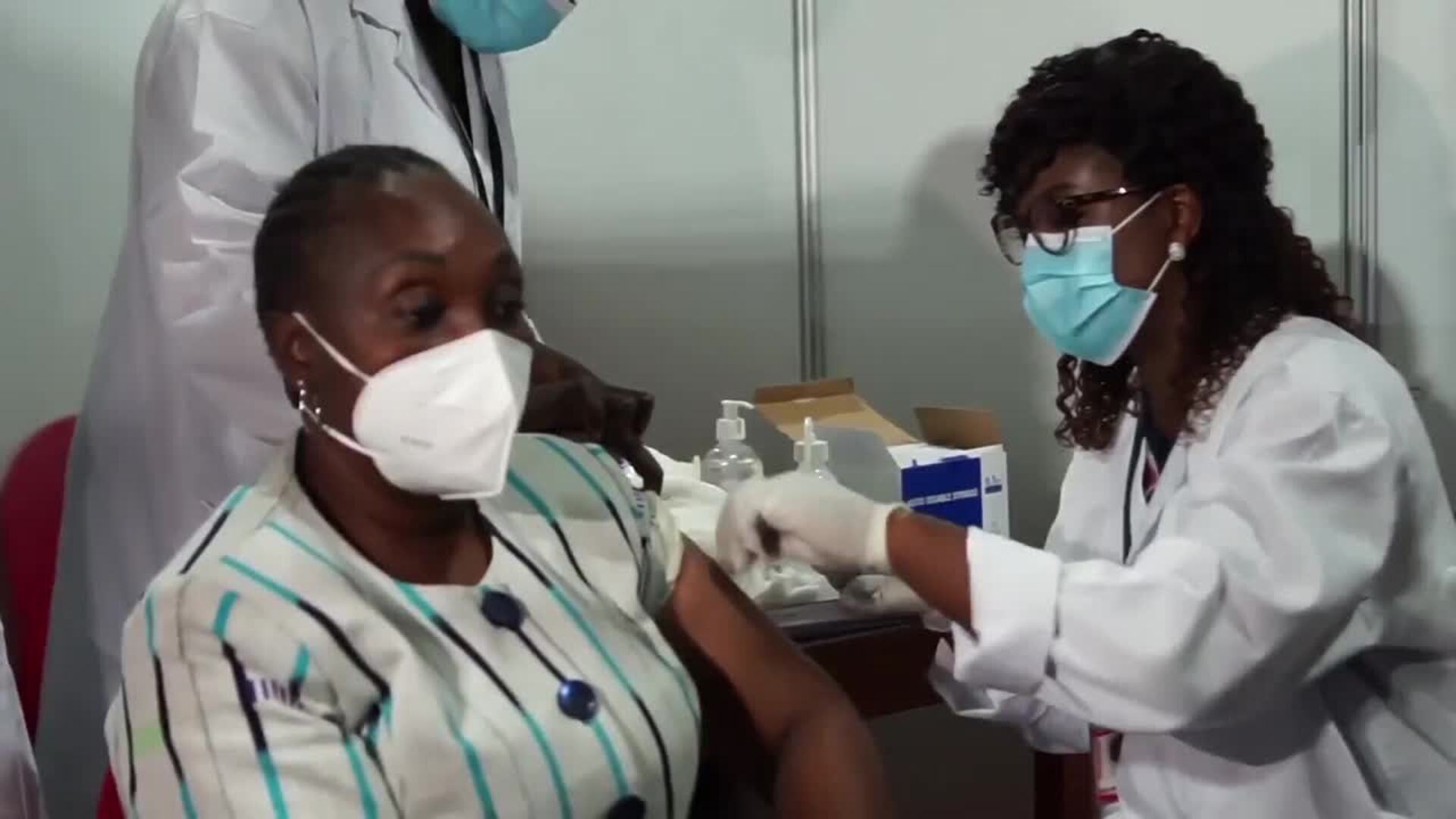 Costa de Marfil comienza a vacunar a sanitarios y docentes