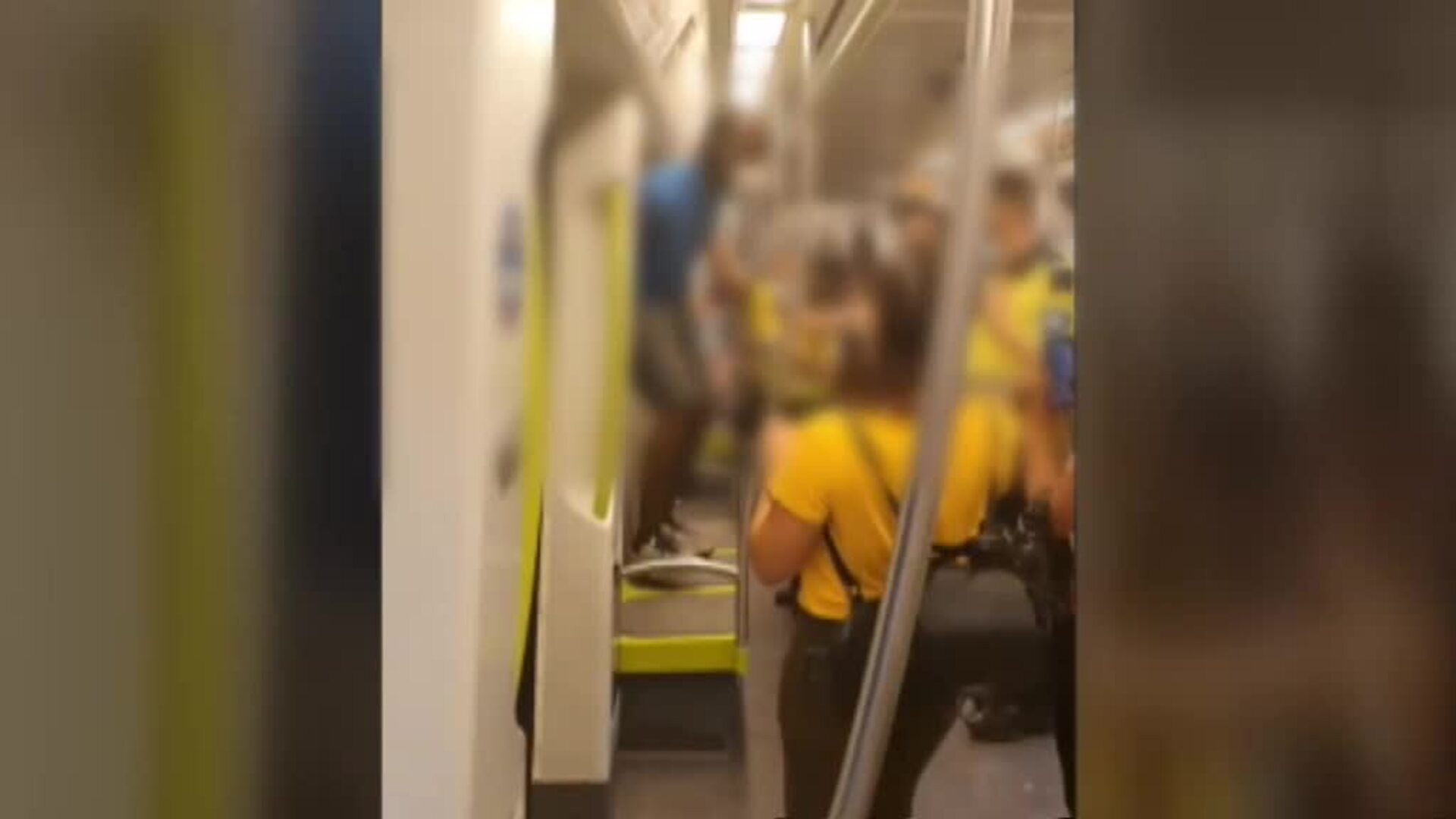 Polémica por la detención de un pasajero en el metro de Valencia por llevar mal puesta la mascarilla