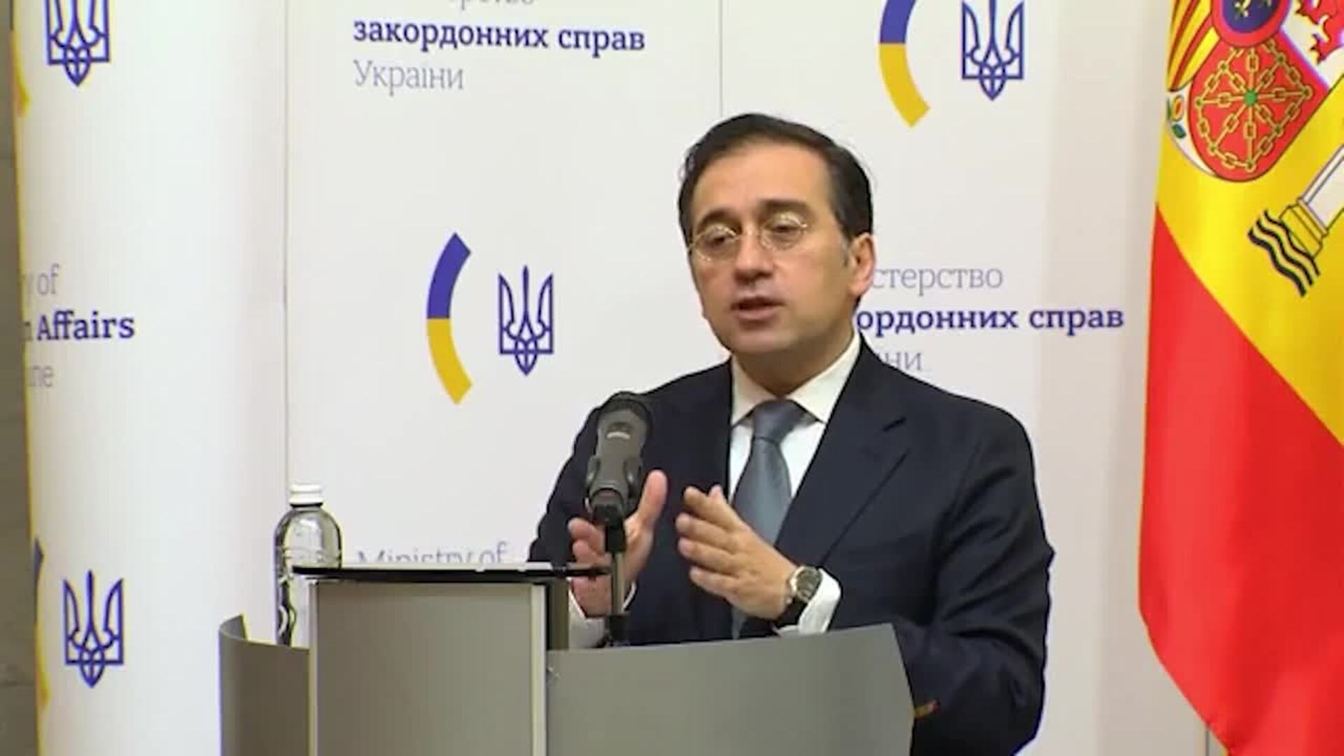 Albares insiste en la vía del diálogo y descarta por ahora suministrar armas a Ucrania