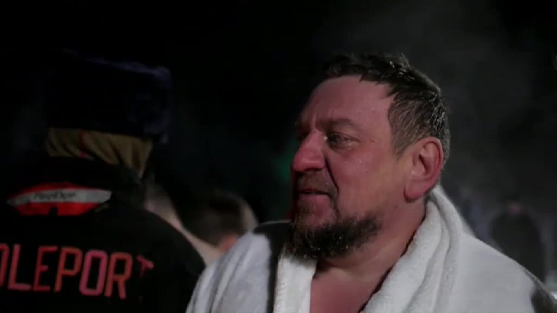 Putin se sumerge en agua helada cumpliendo el ritual de la Epifanía Ortodoxa