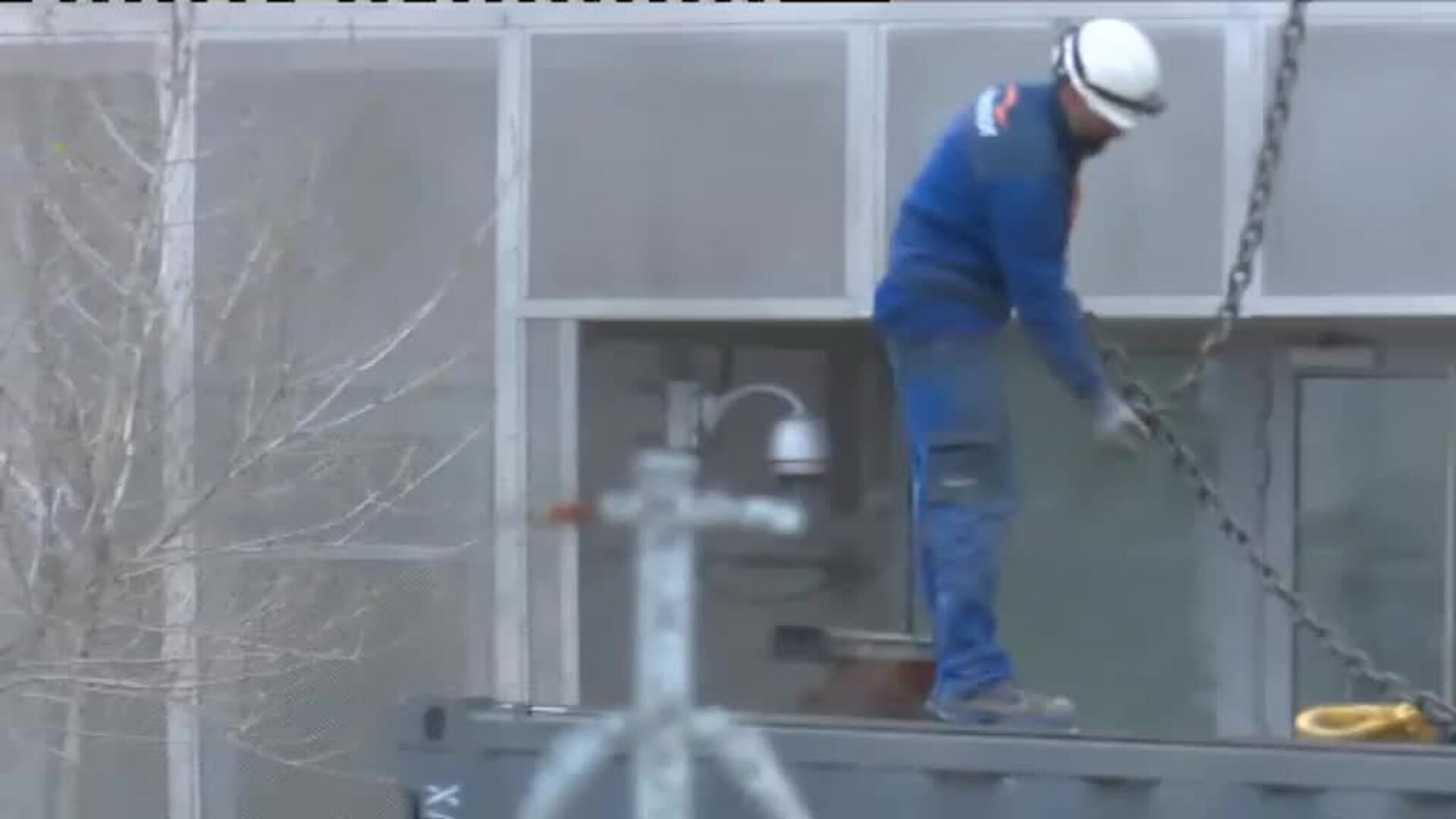 Efectivos de la UME habilitan la nueva morgue en la Ciudad de la Justicia en Madrid