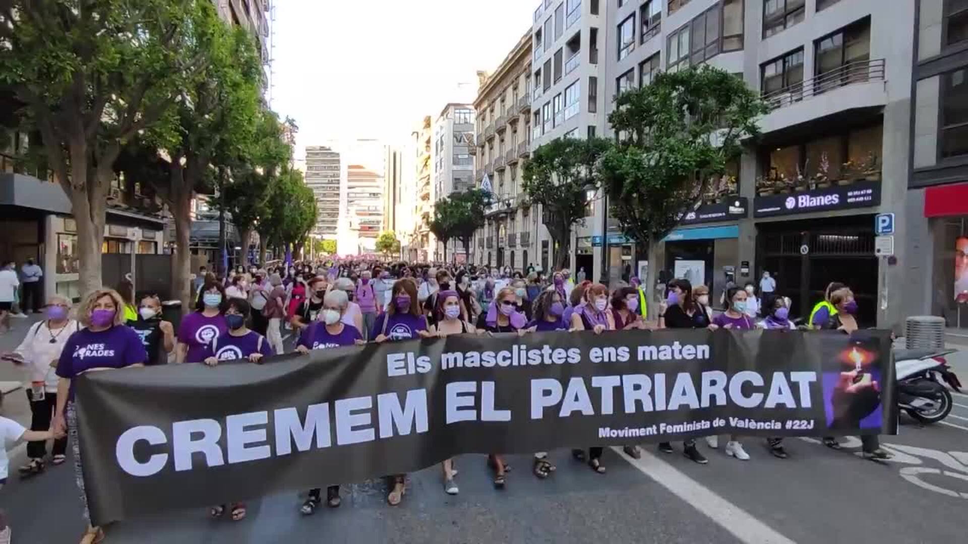 Colectivos feministas &quot;queman el patriarcado&quot; en Valencia