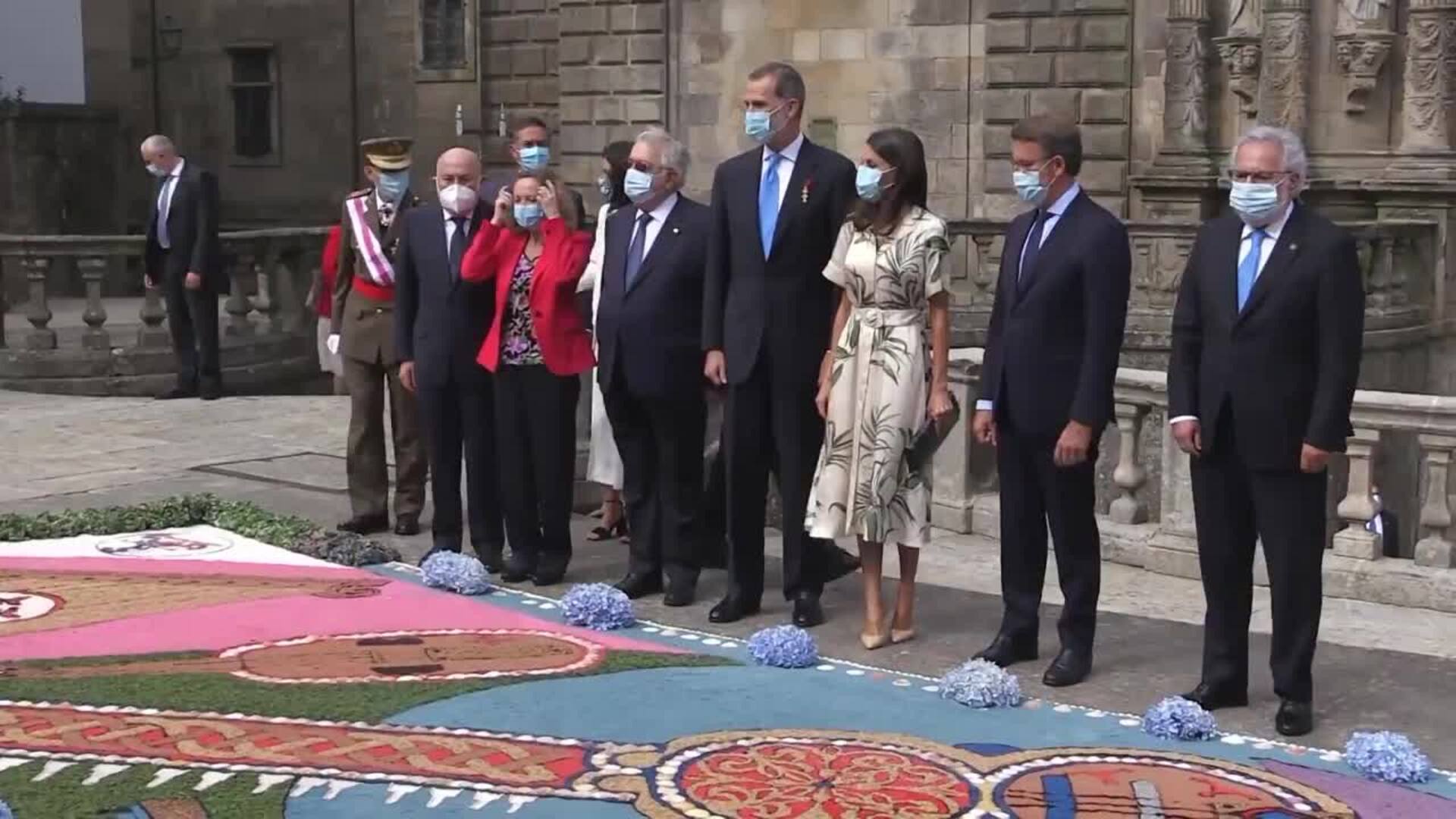 La Reina sorprende con un vestido de inspiración vegetal en Santiago