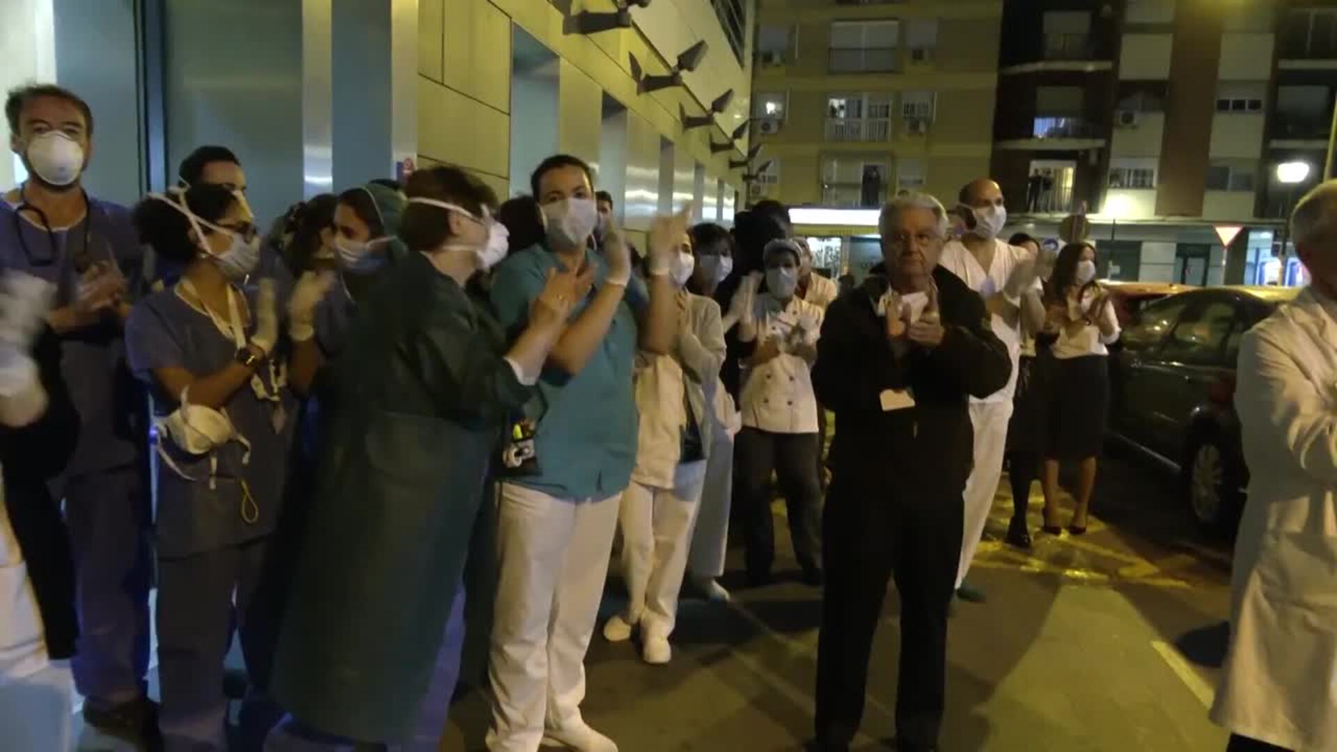 Personal sanitario devuelve los aplausos a los ciudadanos