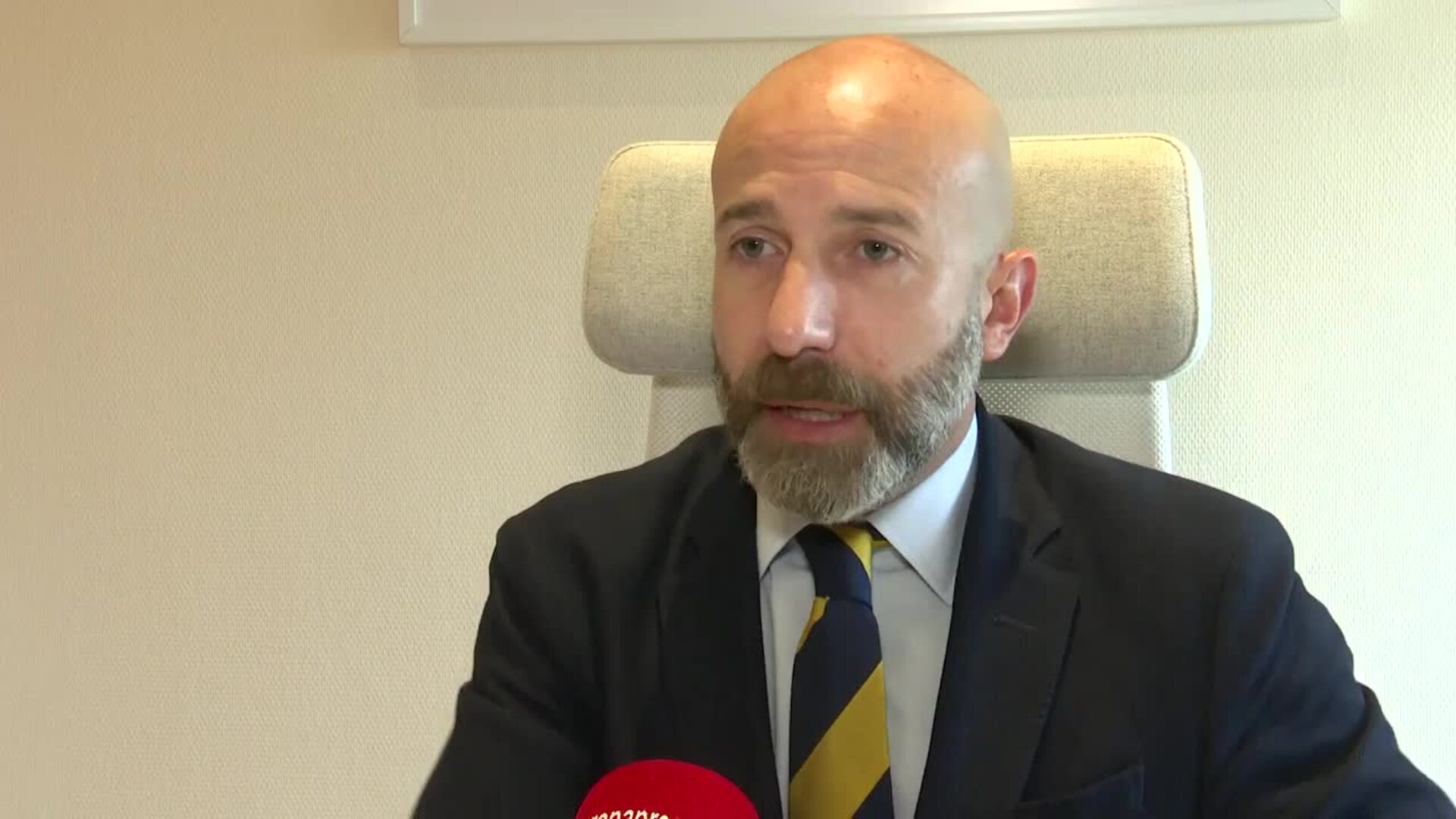 Cs C-LM quiere reformar el Reglamento de Cortes para que Page y Núñez fichen