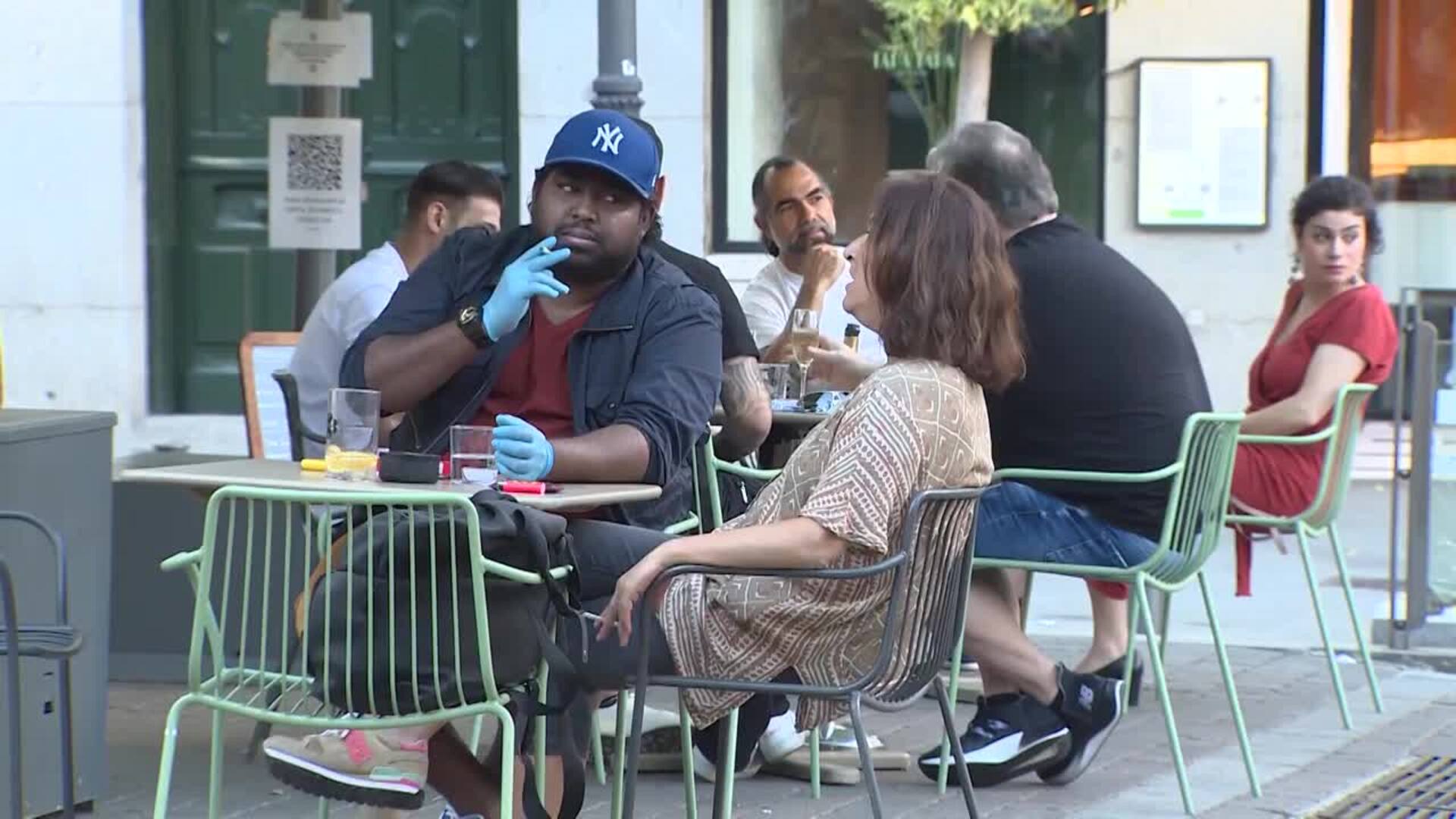 Las terrazas de la Plaza Santa Ana se llenan tras pase a la fase 1