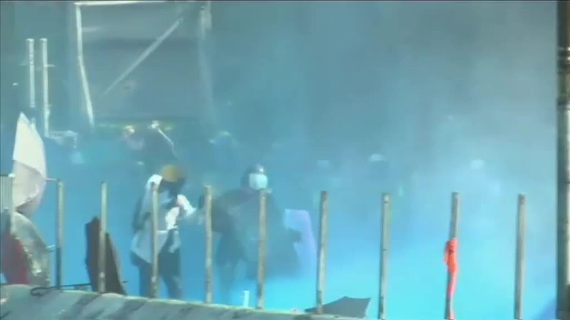 La Policía utiliza cañones de agua para dispersar nuevas protestas en Hong Kong