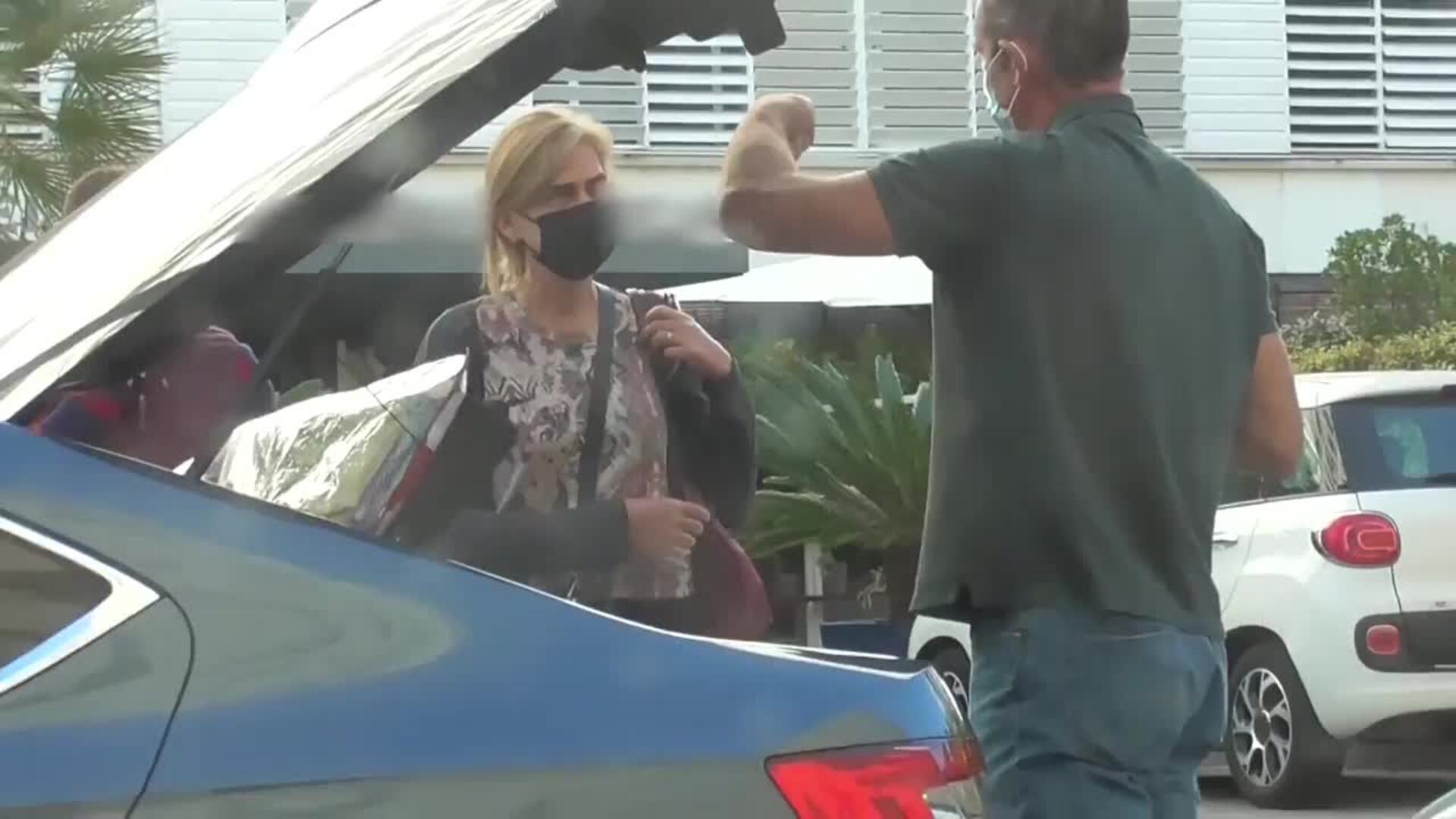 La Infanta Cristina y Urdangarín abandonan Barcelona tras el debut de su hijo con el Barça