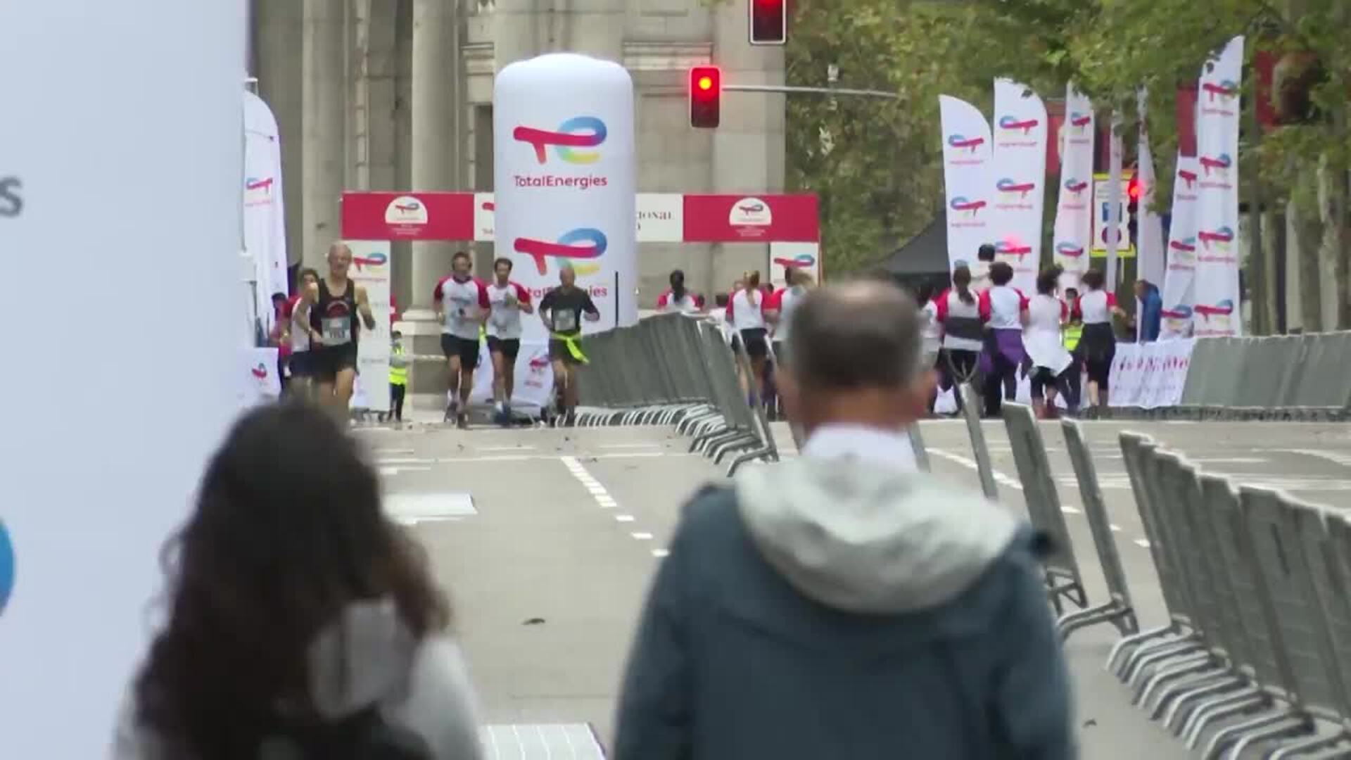 Corredores recorren la Castellana en la Milla Internacional de Madrid
