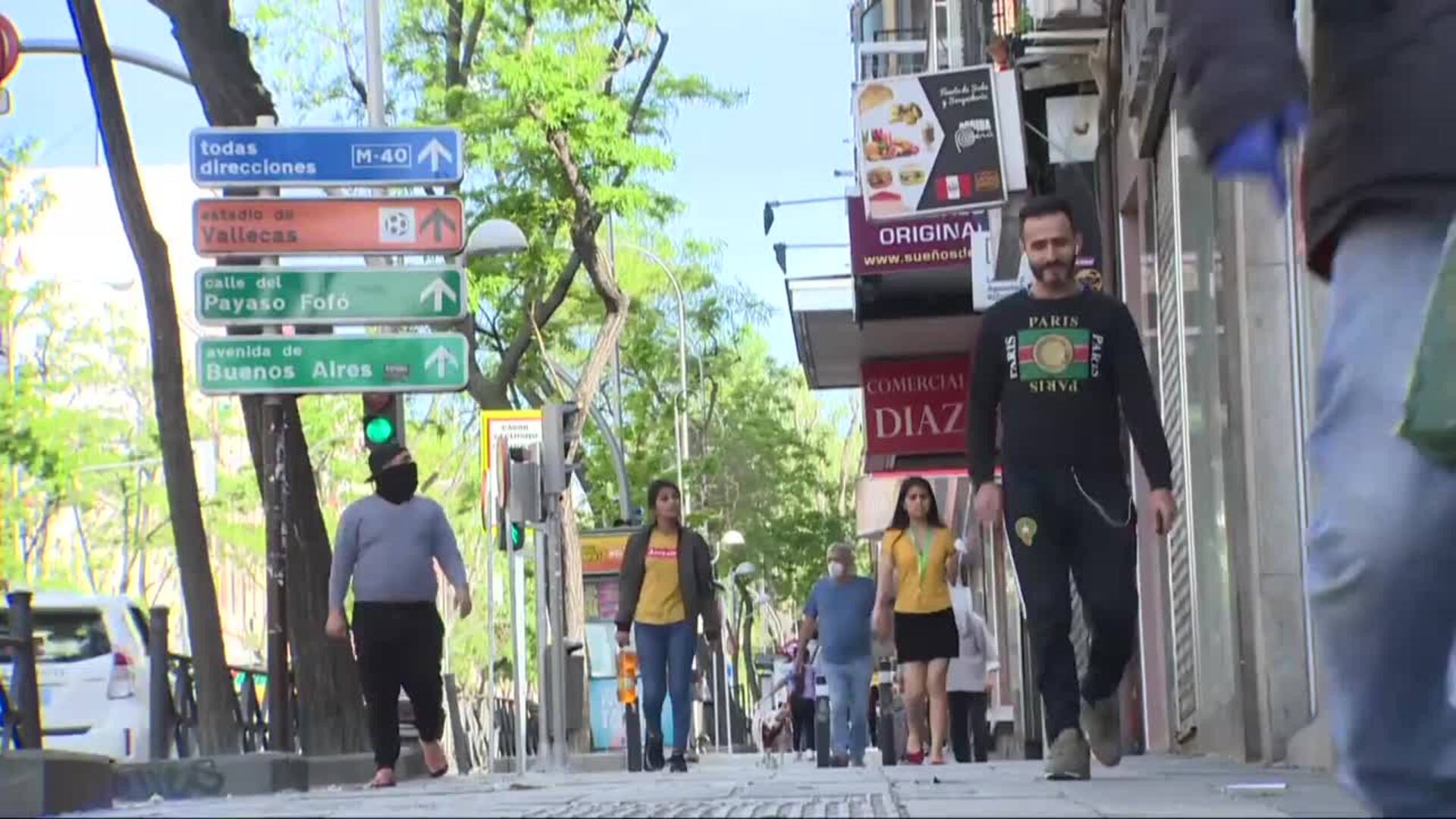 Las calles de Puente de Vallecas reciben a multitud de vecinos