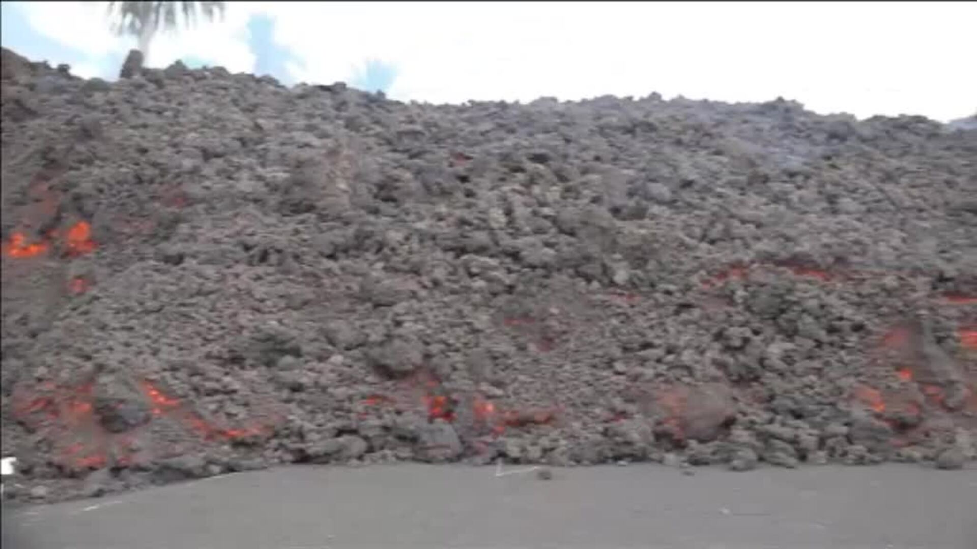 Se retrasa la llegada de la lava al mar