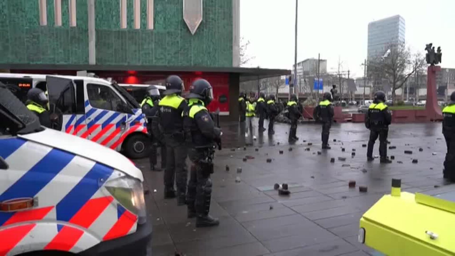 Protestas violentas en Países Bajos contra el toque de queda