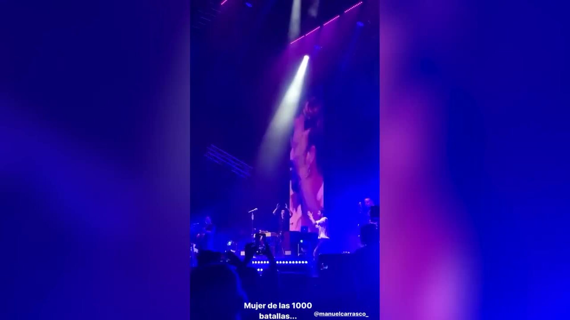 Anabel Pantoja disfruta de un concierto de Manuel Carrasco