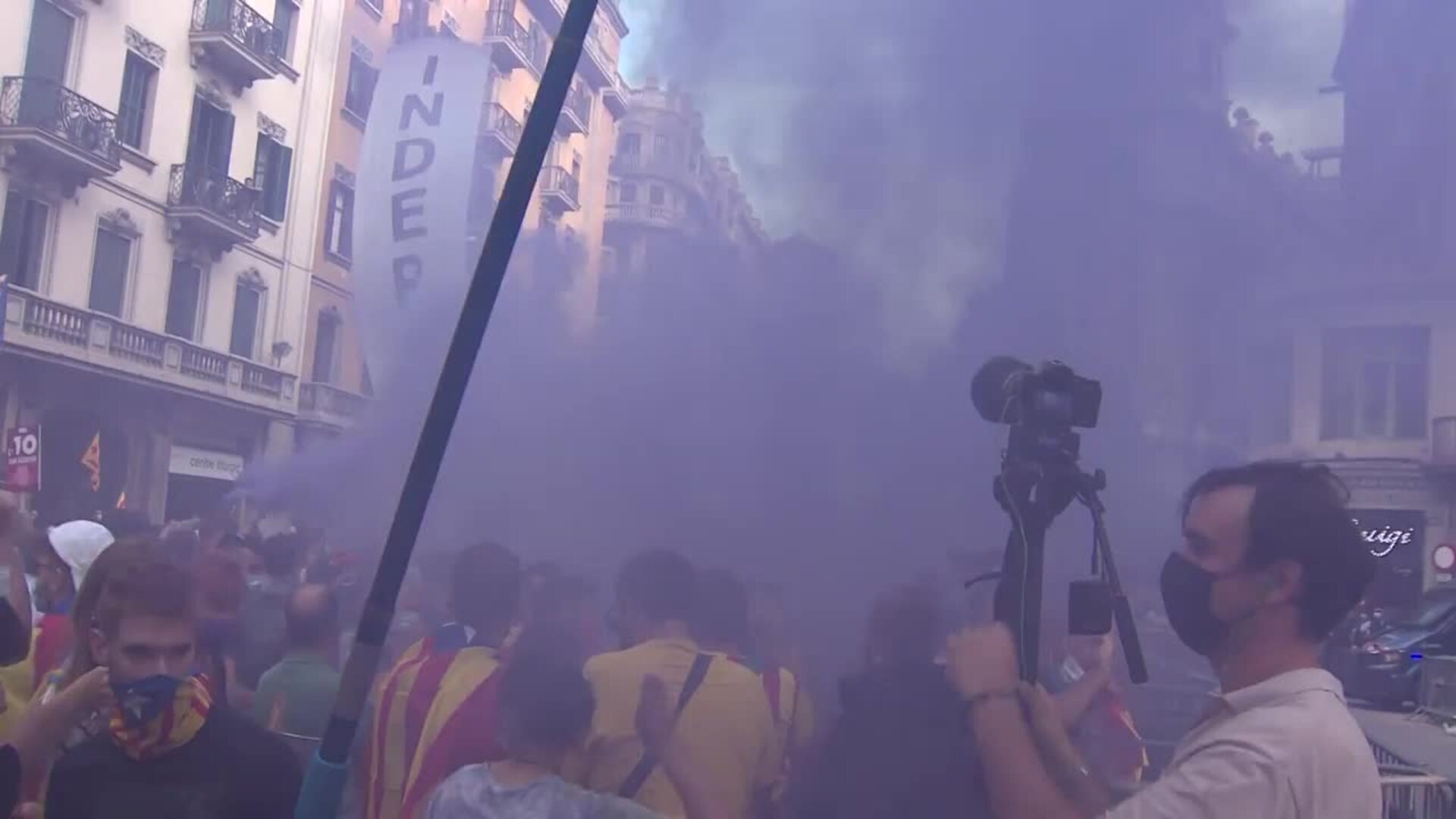 Manifestantes lanzan objetos a la Policía Nacional durante la manifestación de la Diada