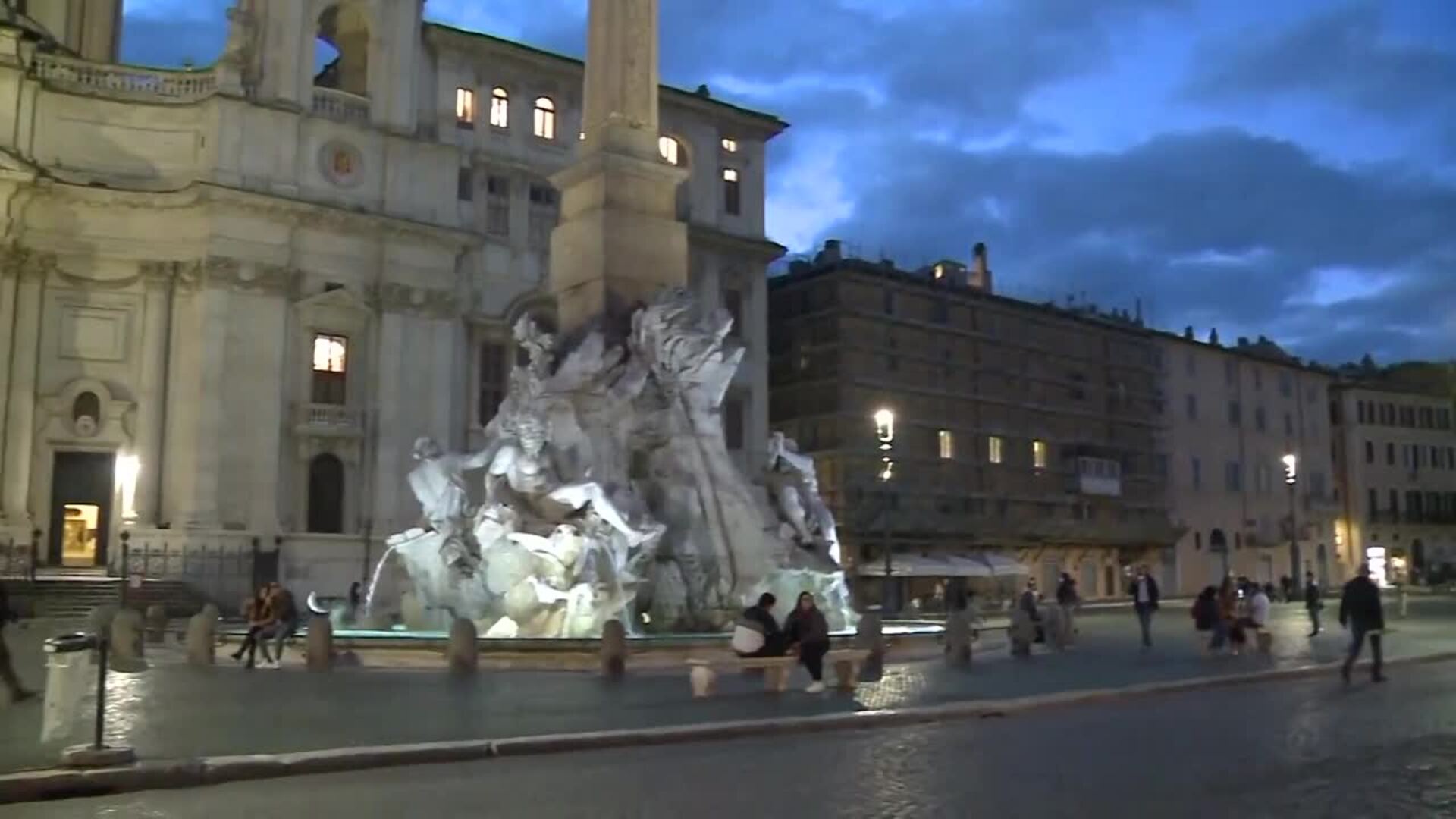 Centenares de personas homenajean a Sassoli tras su fallecimiento
