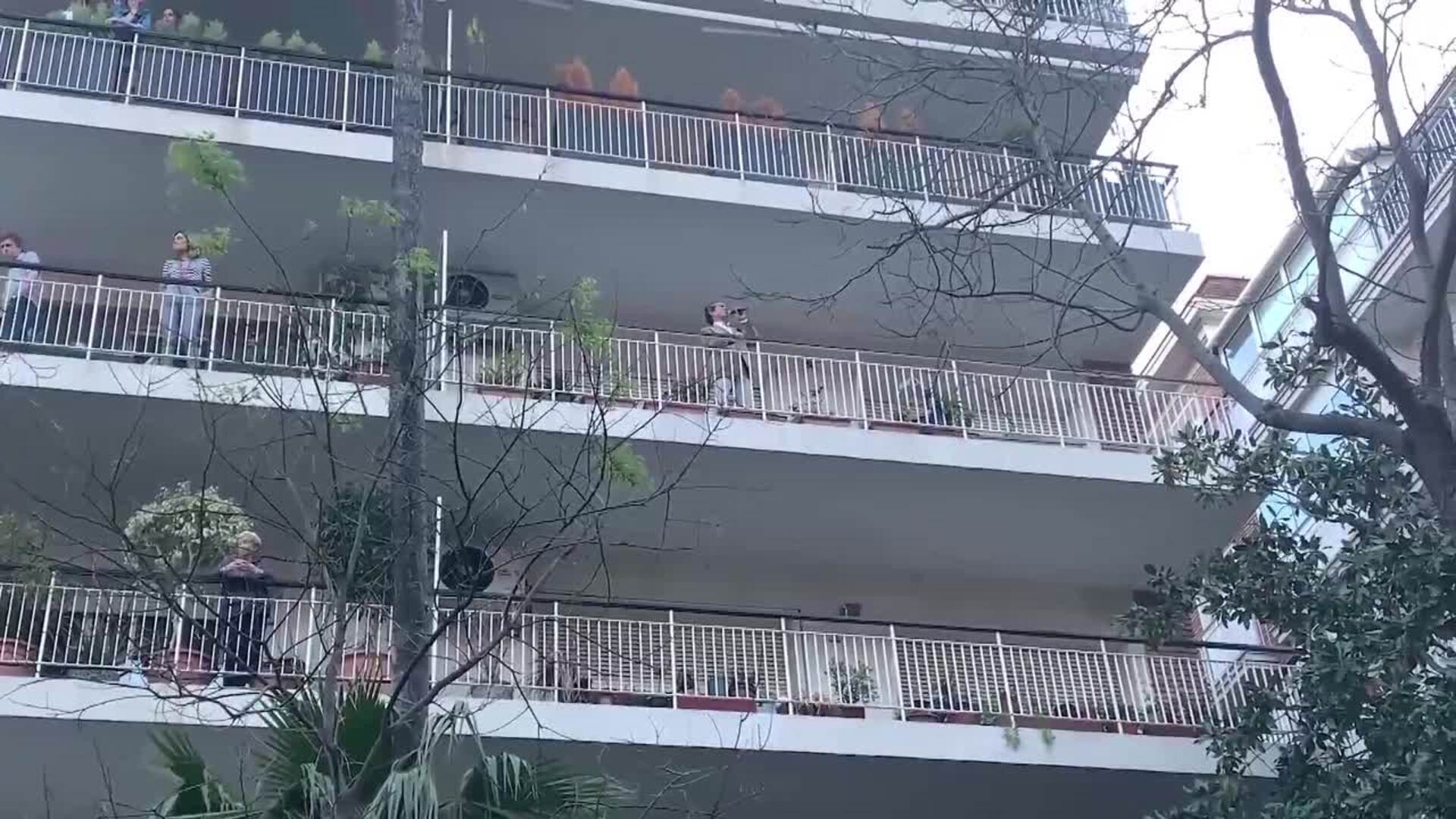 Stefano Palatchi interpreta &#039;Noches de Moscú&#039; desde su balcón