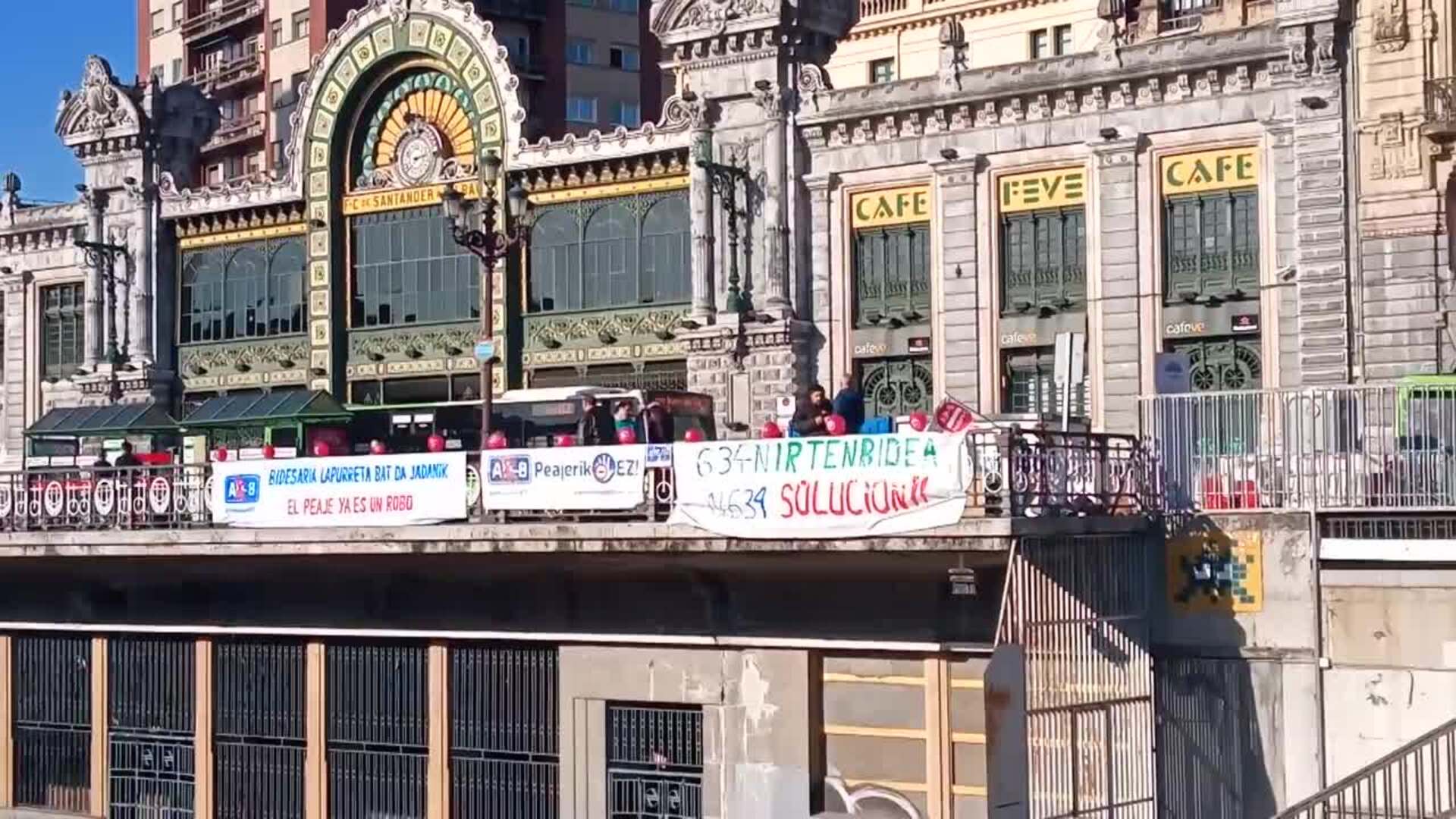 Activistas contra los peajes de la AP-8 se movilizan en Bilbao