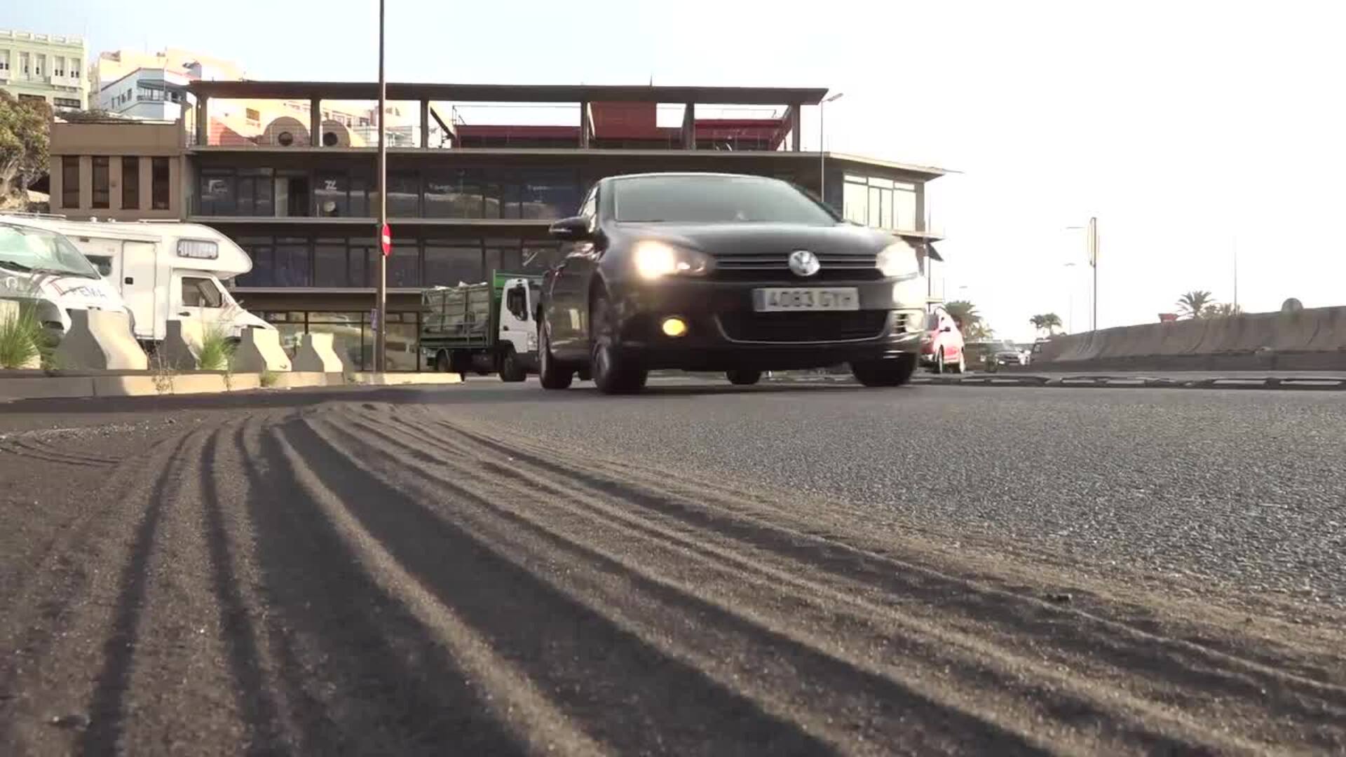 Operarios limpian la ceniza volcánica en La Palma