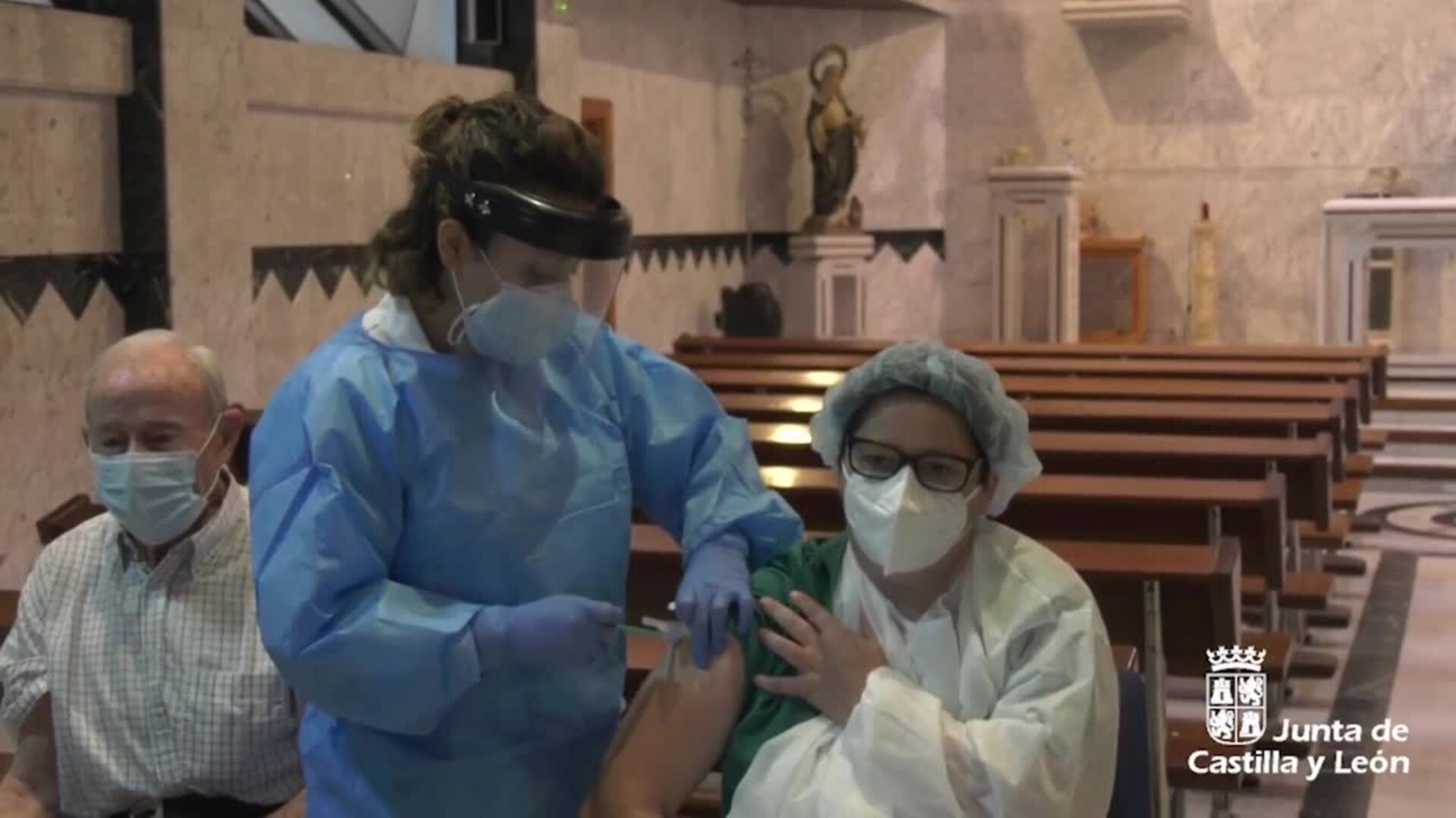 Áureo López, de 88 años, primera persona en ponerse la vacuna en CyL