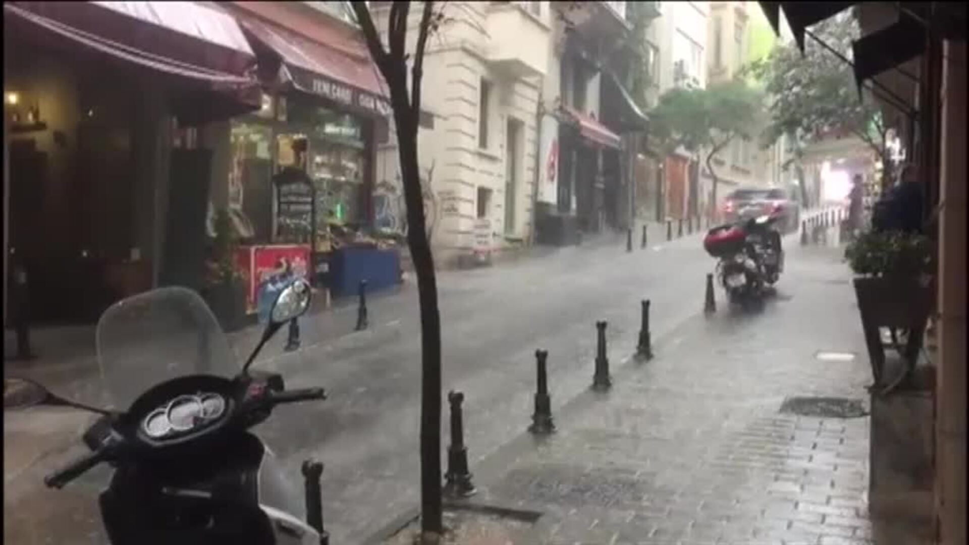 Una fuerte tormenta deja un fallecido en Estambul