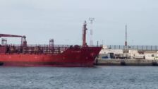 Vacían el tanque afectado por el derrame del petrolero en Ceuta y sigue la investigación
