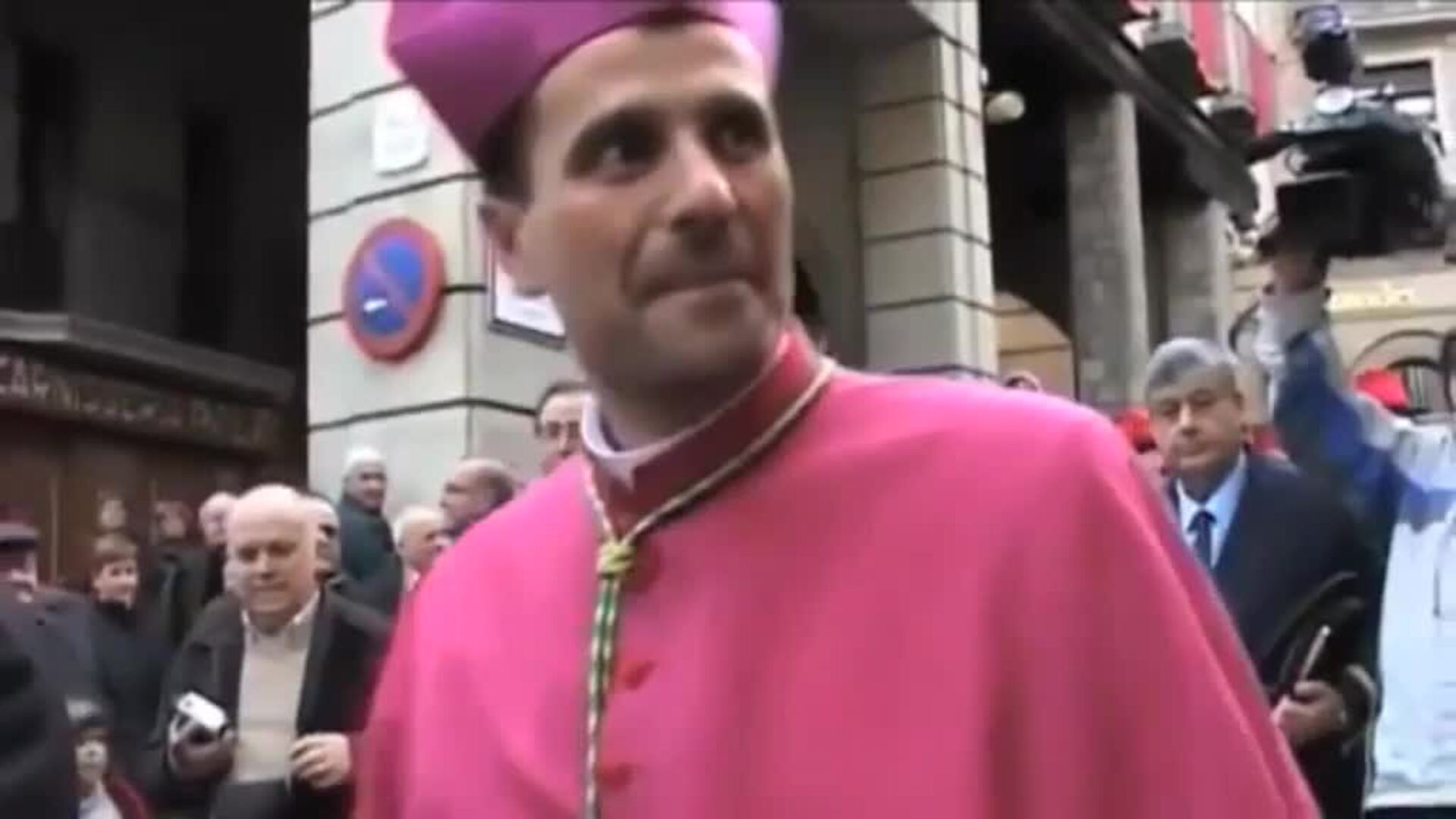 El obispo de Solsona renuncia &quot;por amor&quot; al mantener una relación con una escritora de novelas eróticas y satánicas