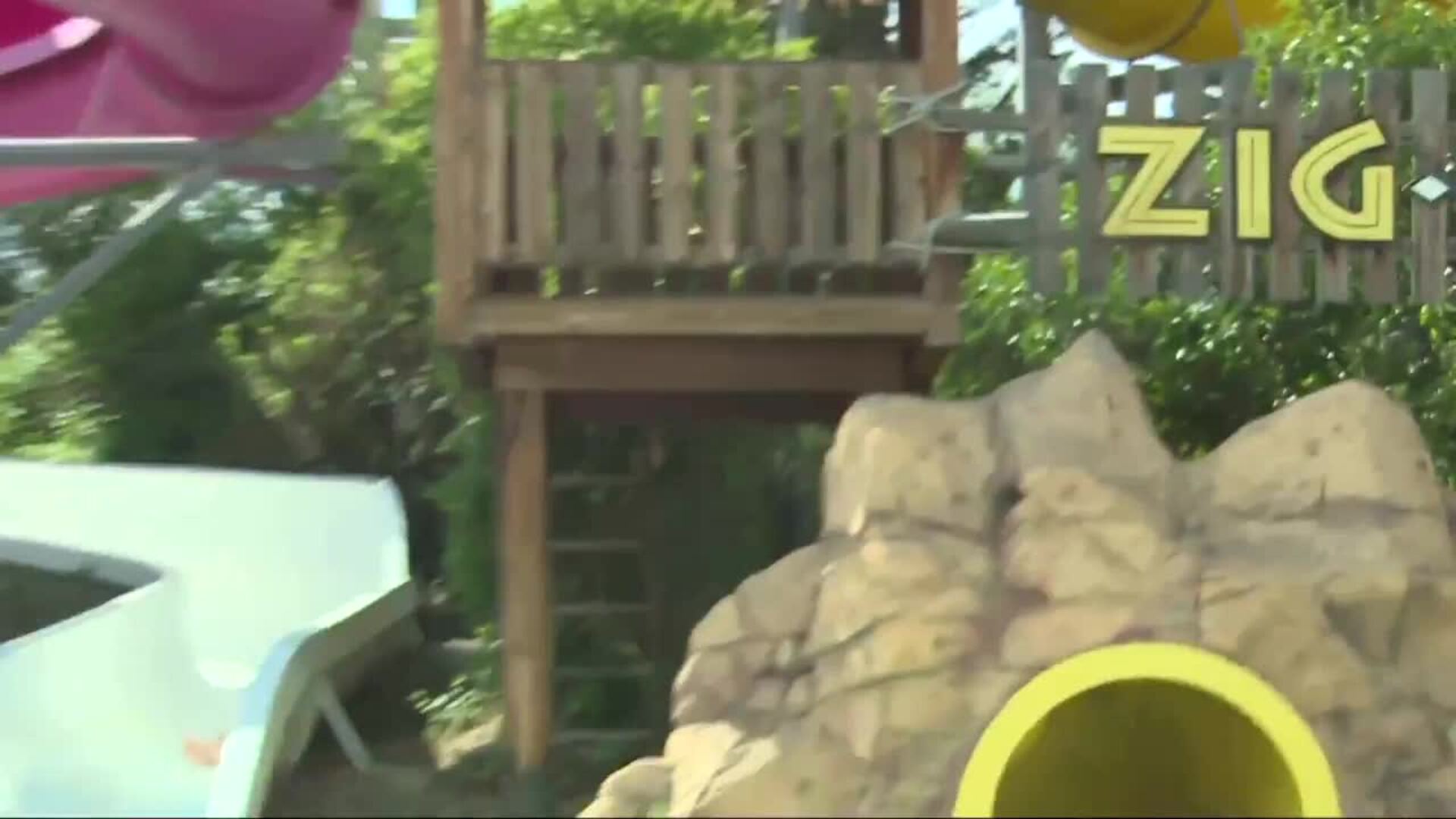 Bañistas en el Aquopolis de Villanueva de la Cañada disfrutan sin mascarilla