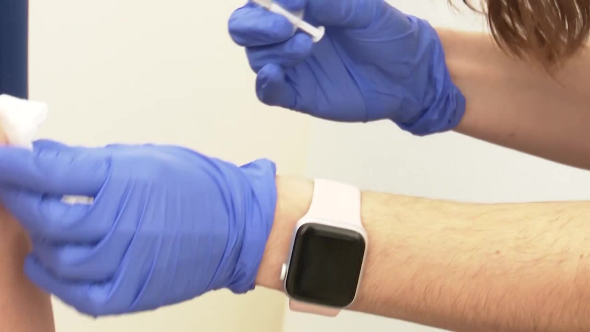 Gobierno y CCAA acuerdan administrar vacuna AstraZeneca a personas de entre 55 y 65 años