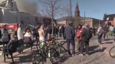 Incendio en la bolsa de Copenhague provoca la caída de parte del techo del edificio