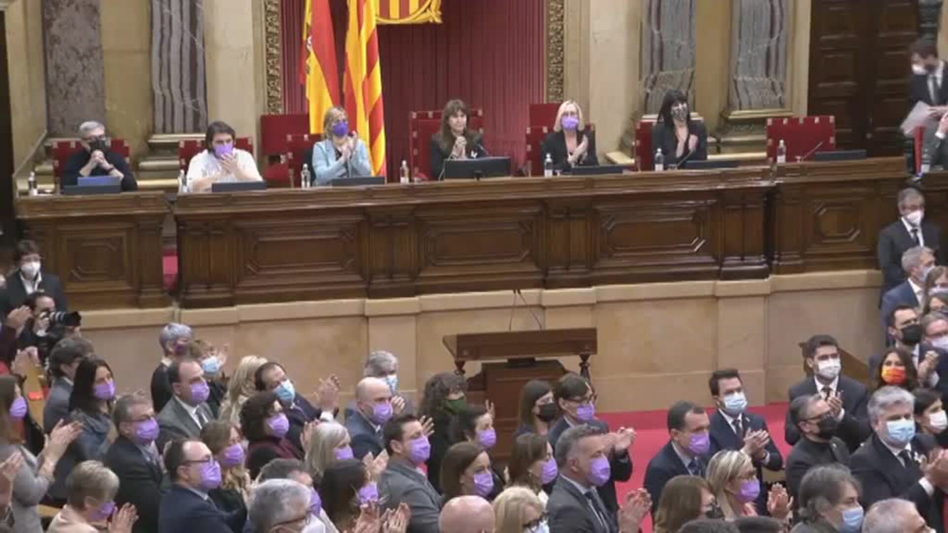 Ovación cerrada en el Parlamento catalán al cónsul general de Ucrania en Barcelona