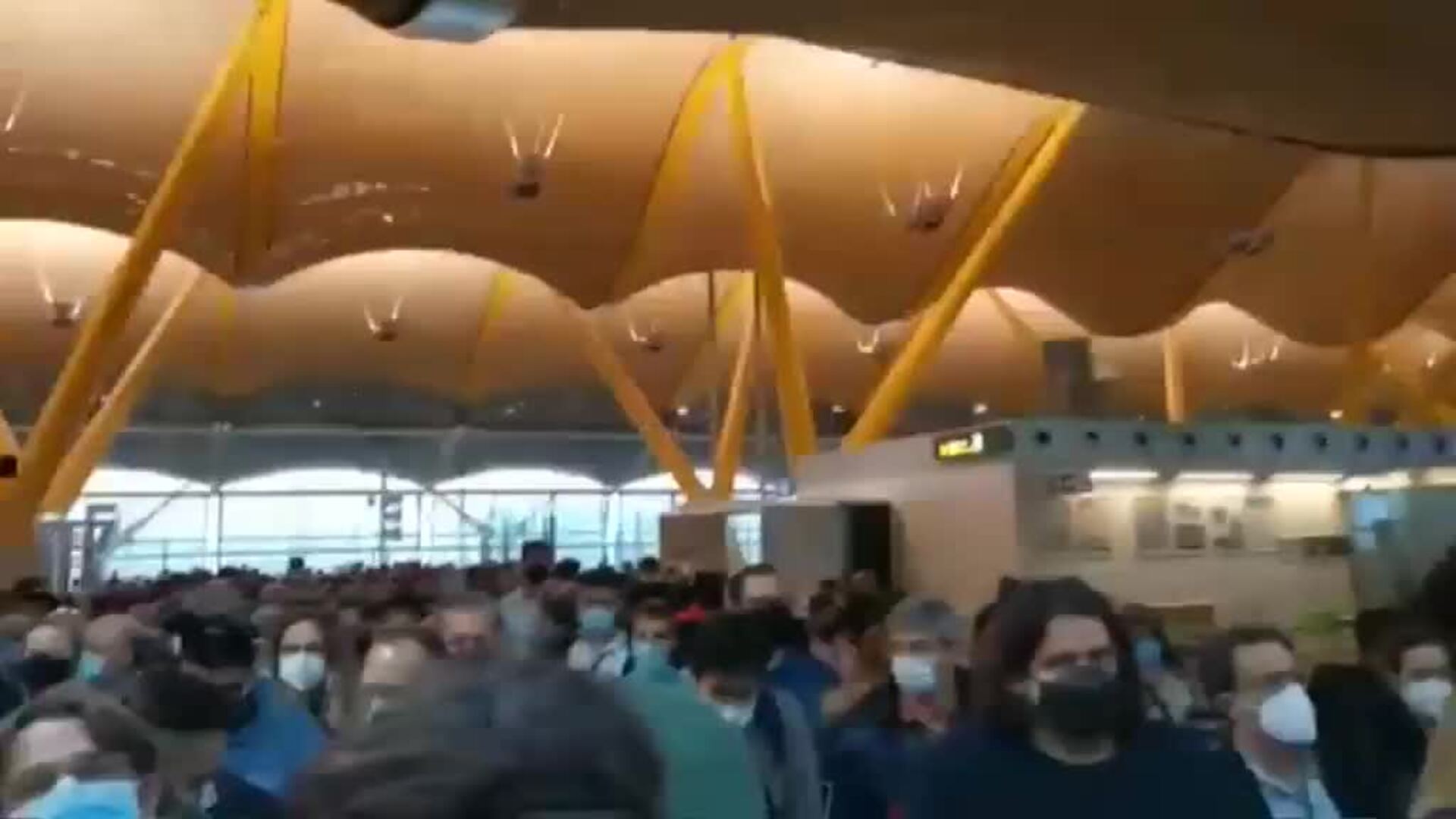 Caos en Barajas: el regreso adelantado del puente y el pasaporte COVID crean importantes aglomeraciones